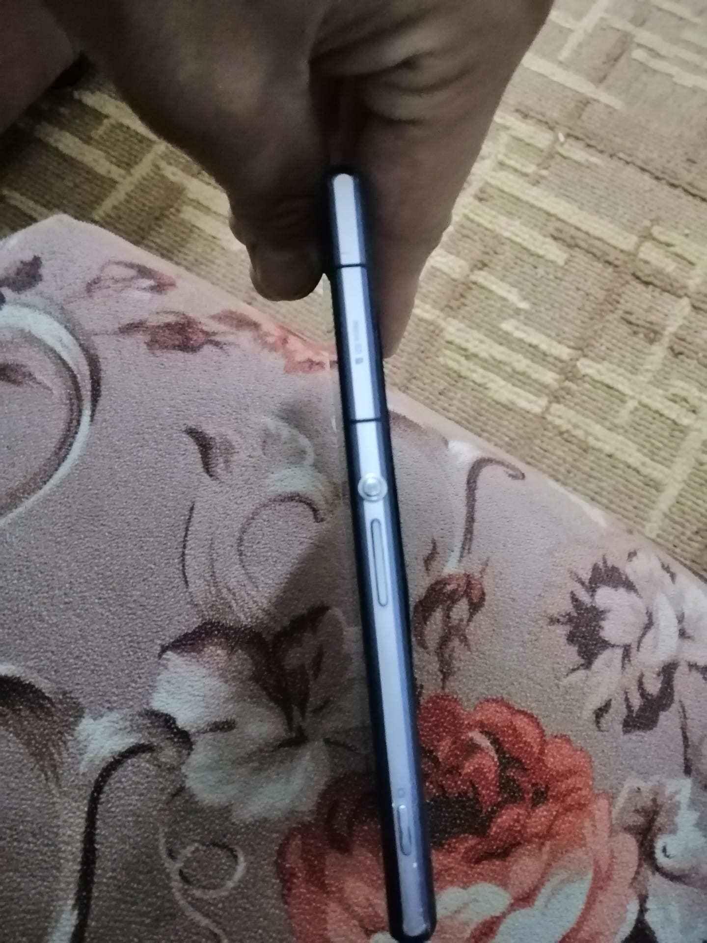سوني z2 هواوي
لا تنسَ أنك شاهدت هذا الإعلان في عنكبوت
السوني نضيف بحاجه لقزازه خلفيه الهوا...