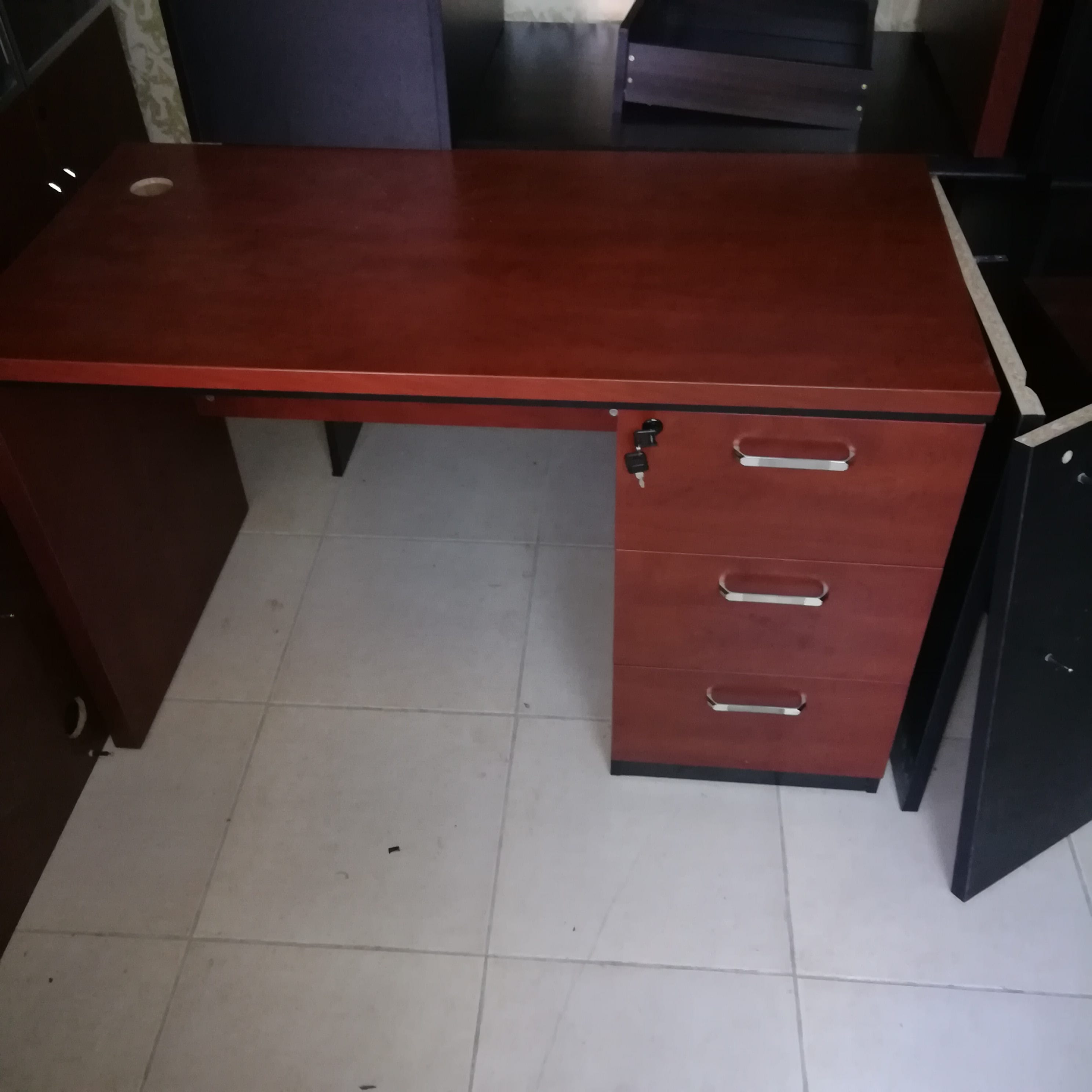 مكاتب جديده مع كراسي
لا تنسَ أنك شاهدت هذا الإعلان في عنكبوت
السعر 80...