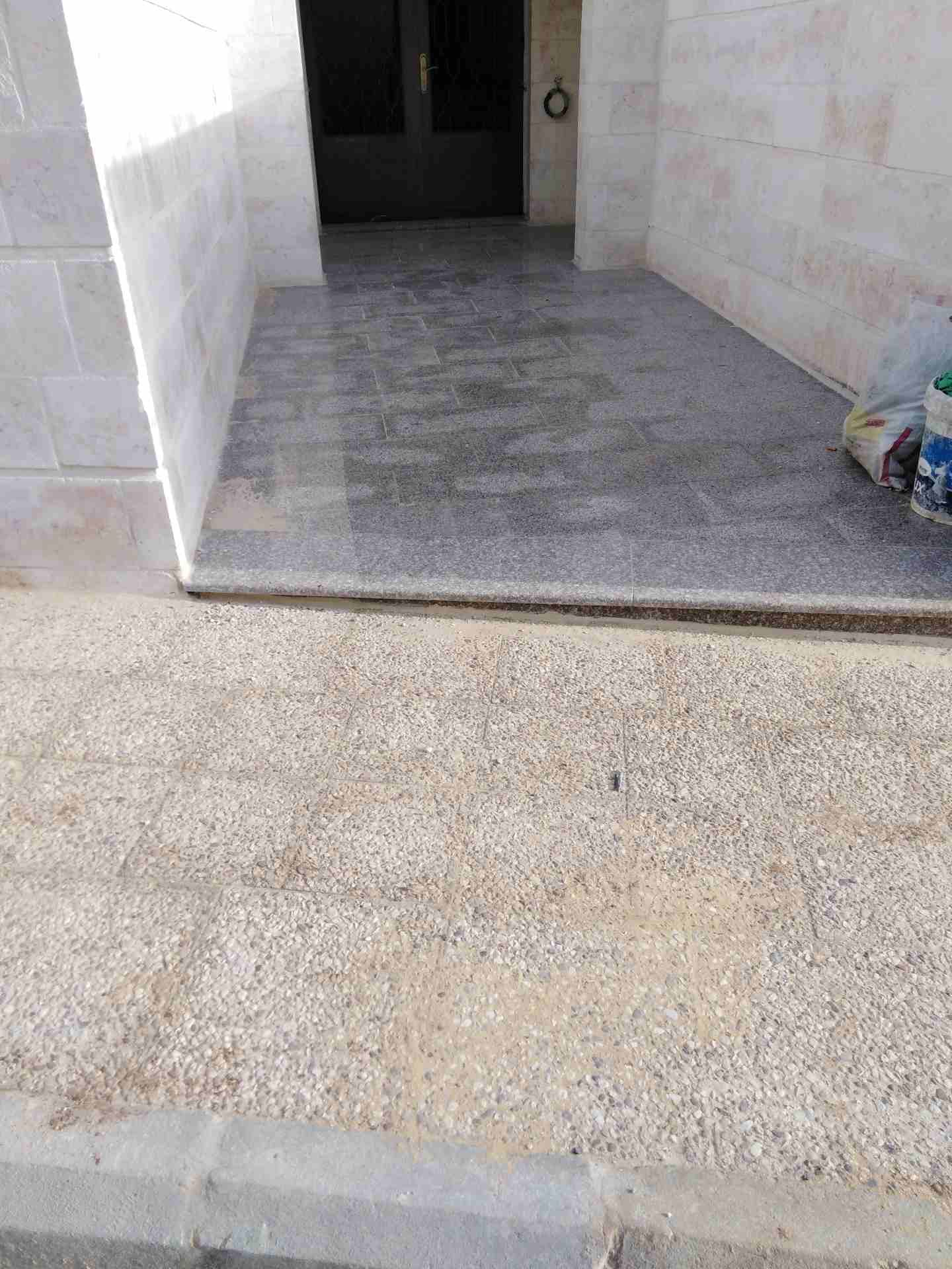 بليط لأعمال البلاط
لا تنسَ أنك شاهدت هذا الإعلان في عنكبوت
بليط سوري...