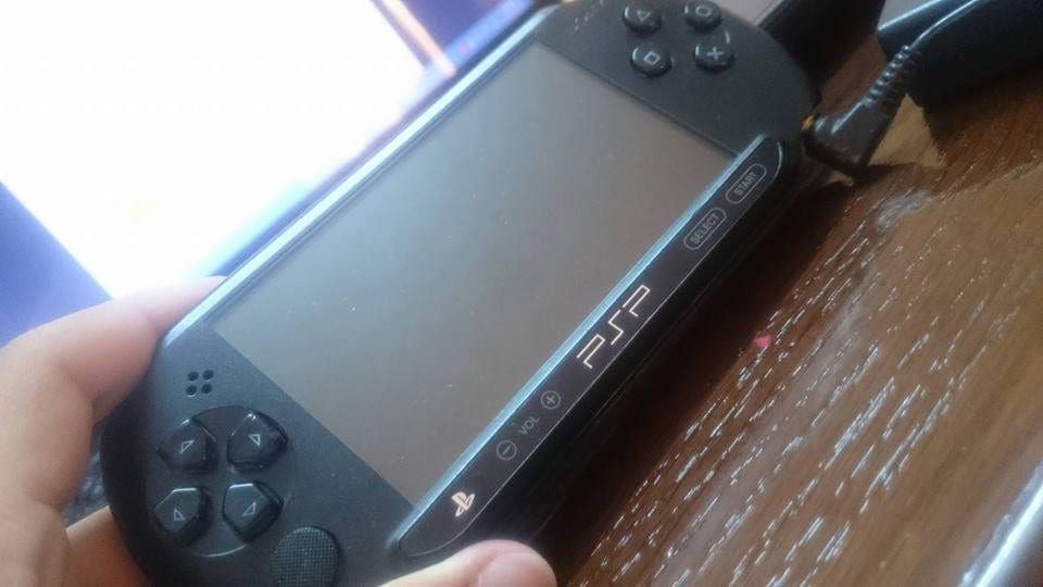 PSP street
لا تنسَ أنك شاهدت هذا الإعلان في عنكبوت
معها الشاحن الأصلي و 8 غيغا الي بده يستفسر...