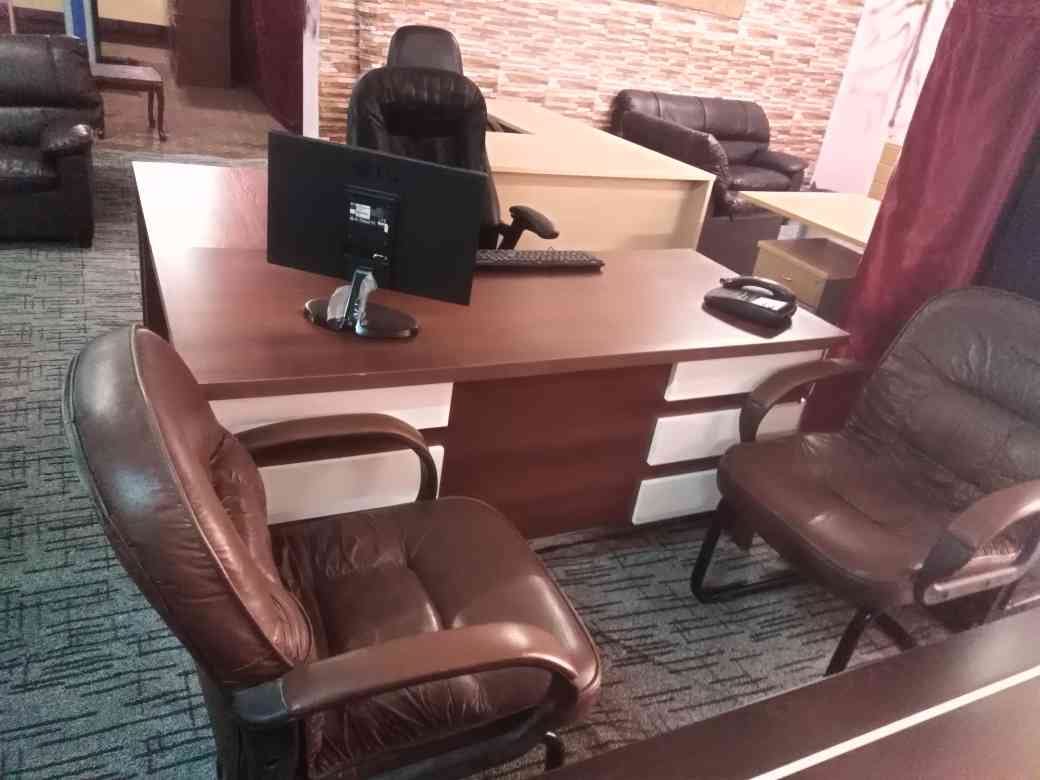 مكتب مدير فخم مع كراسي جلد مع خزانة ملفات مع طقم كنب جلد
لا تنسَ أنك شاهدت هذا الإعلان في عنكبوت...