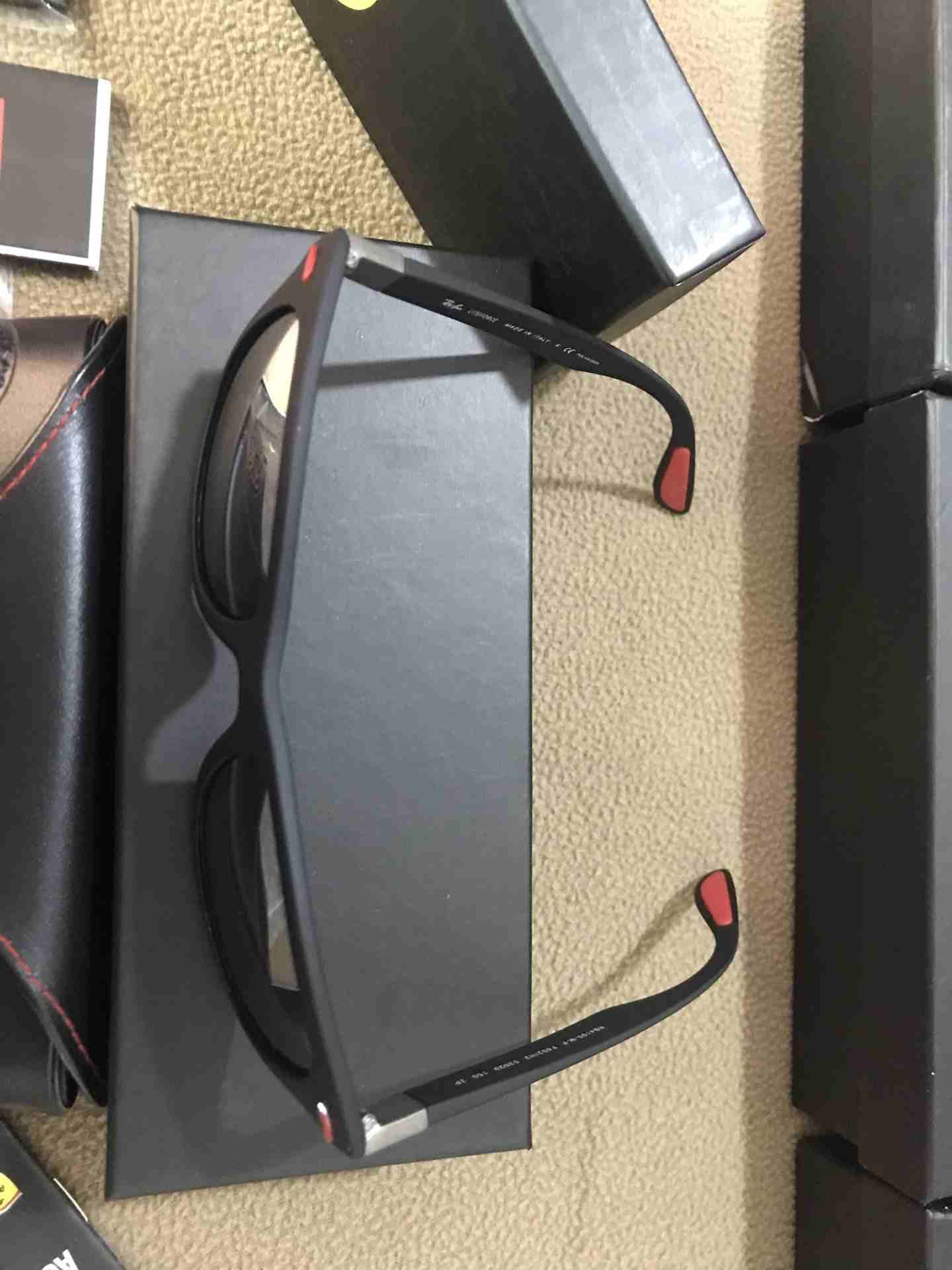 ريبان من سكوديريا فيراري Rayban for Scuderia Ferrari
لا تنسَ أنك شاهدت هذا الإعلان في عنكبوت
Rayb...