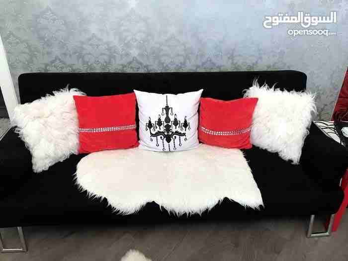صوفا بيد لون اسود
لا تنسَ أنك شاهدت هذا الإعلان في عنكبوت
صوفا تتحول إلى تخت لون اسود
عملية جدا...