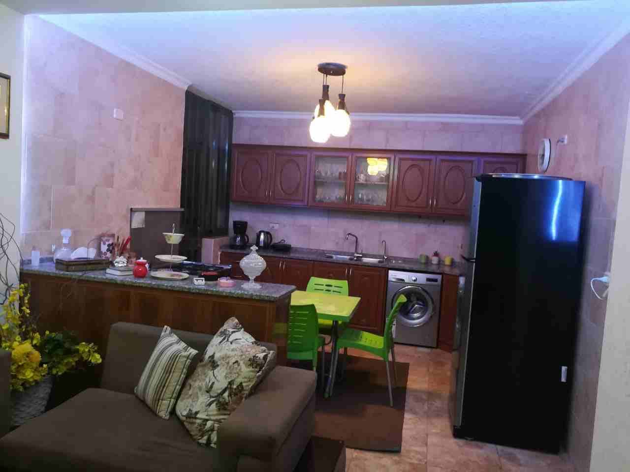 بيت للبيع في المدينة الرياضية
2 غرف نوم و وحدة ماستر
3 حمامات
صالون
مطبخ امريكي
بلكونه صغيره
غرفة ضيوف
عمر البناء: 3 سنين
للبيع مفروش : 61 الف
فاضي : 58000