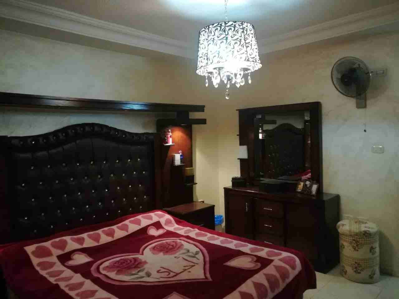 بيت للبيع في المدينة الرياضية
2 غرف نوم و وحدة ماستر
3 حمامات
صالون
مطبخ امريكي
بلكونه صغيره
غرفة ضيوف
عمر البناء: 3 سنين
للبيع مفروش : 61 الف
فاضي : 58000