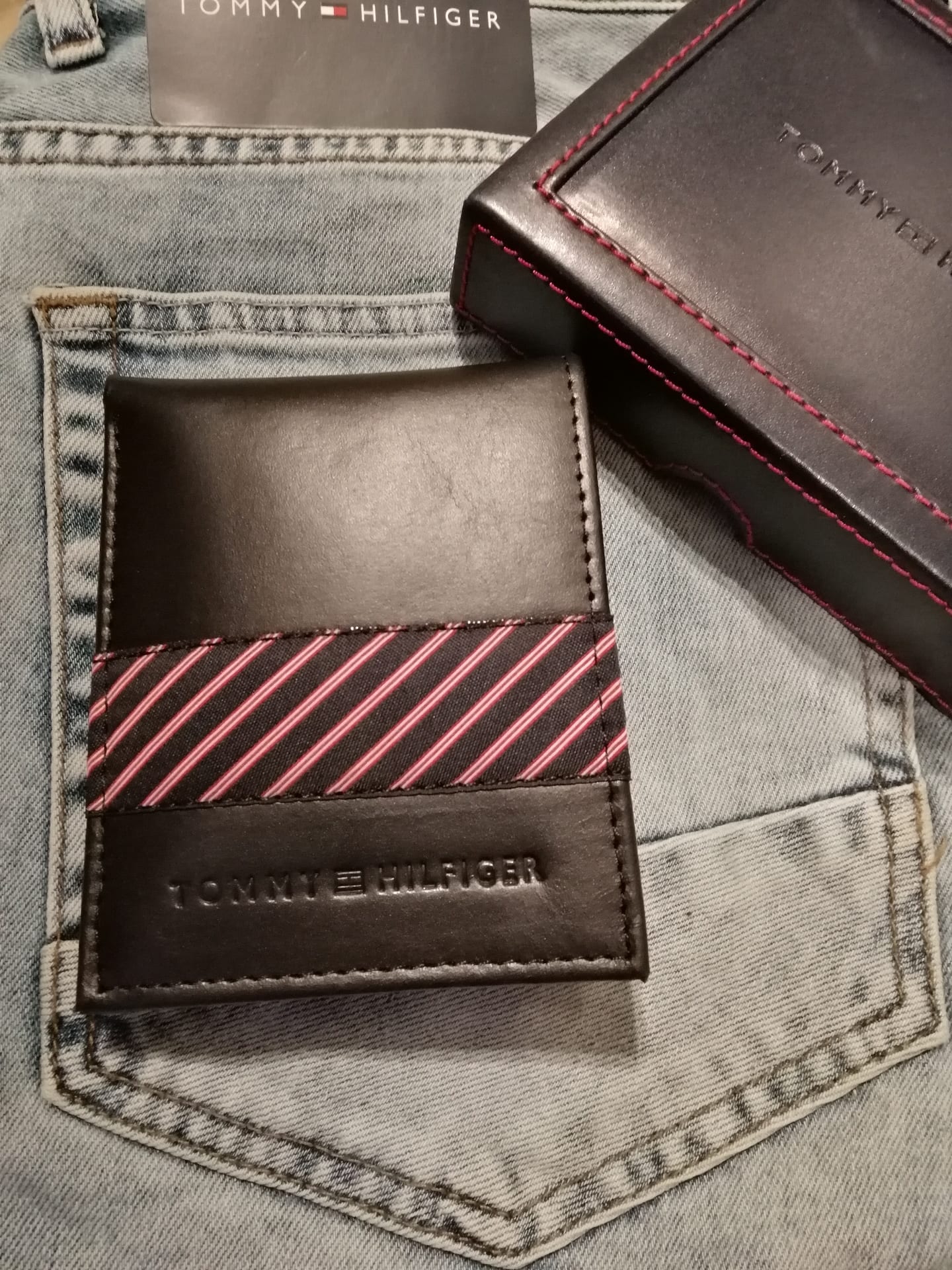 TOMMY HILFIGER Original
لا تنسَ أنك شاهدت هذا الإعلان في عنكبوت
محافظ تومي للطلب من خلال واتس...