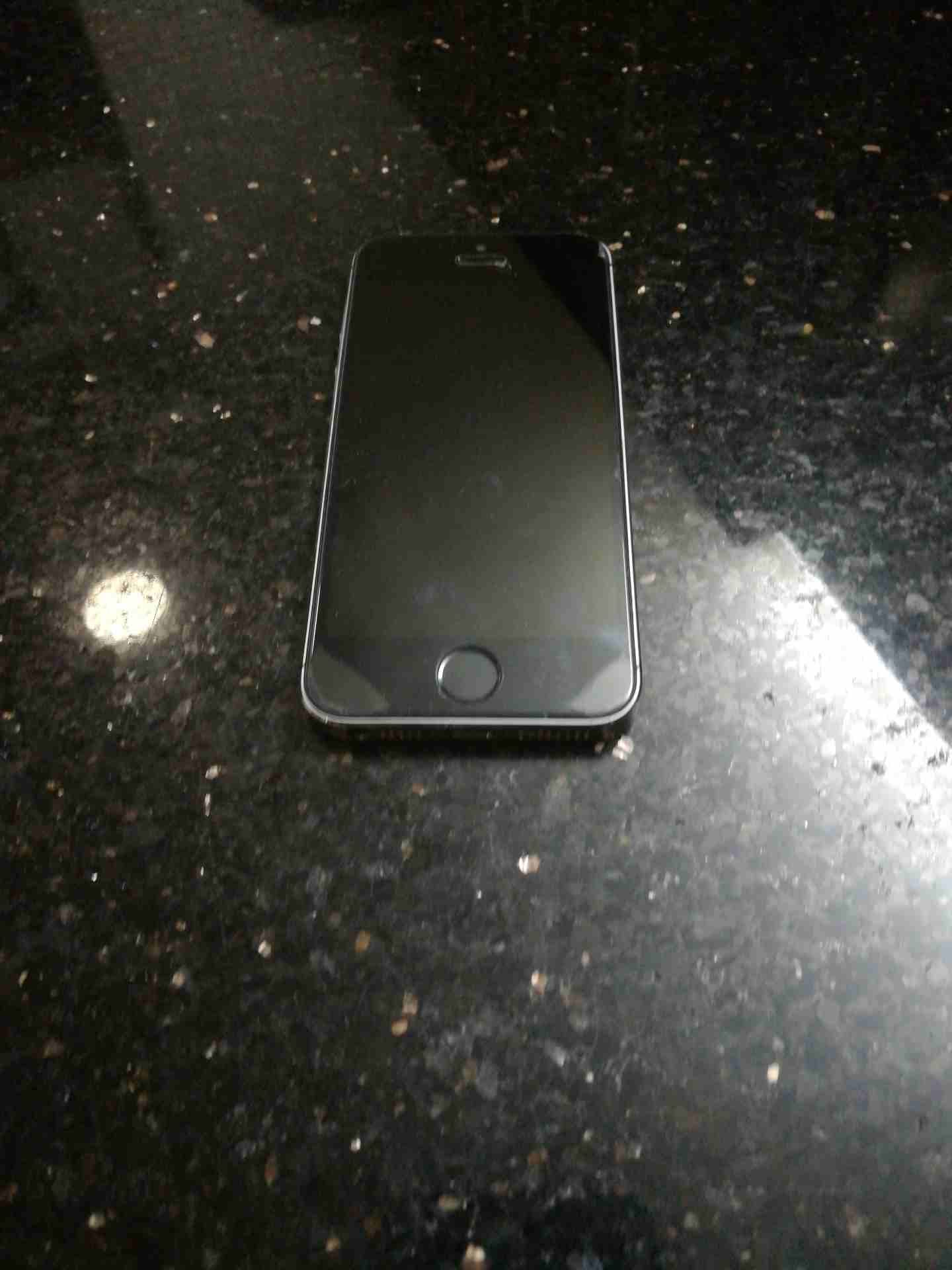 ايفون 5s 32g مع وصلة الشاحن و الكفر
لا تنسَ أنك شاهدت هذا الإعلان في عنكبوت
بحالة الوكالة نظيف جد...