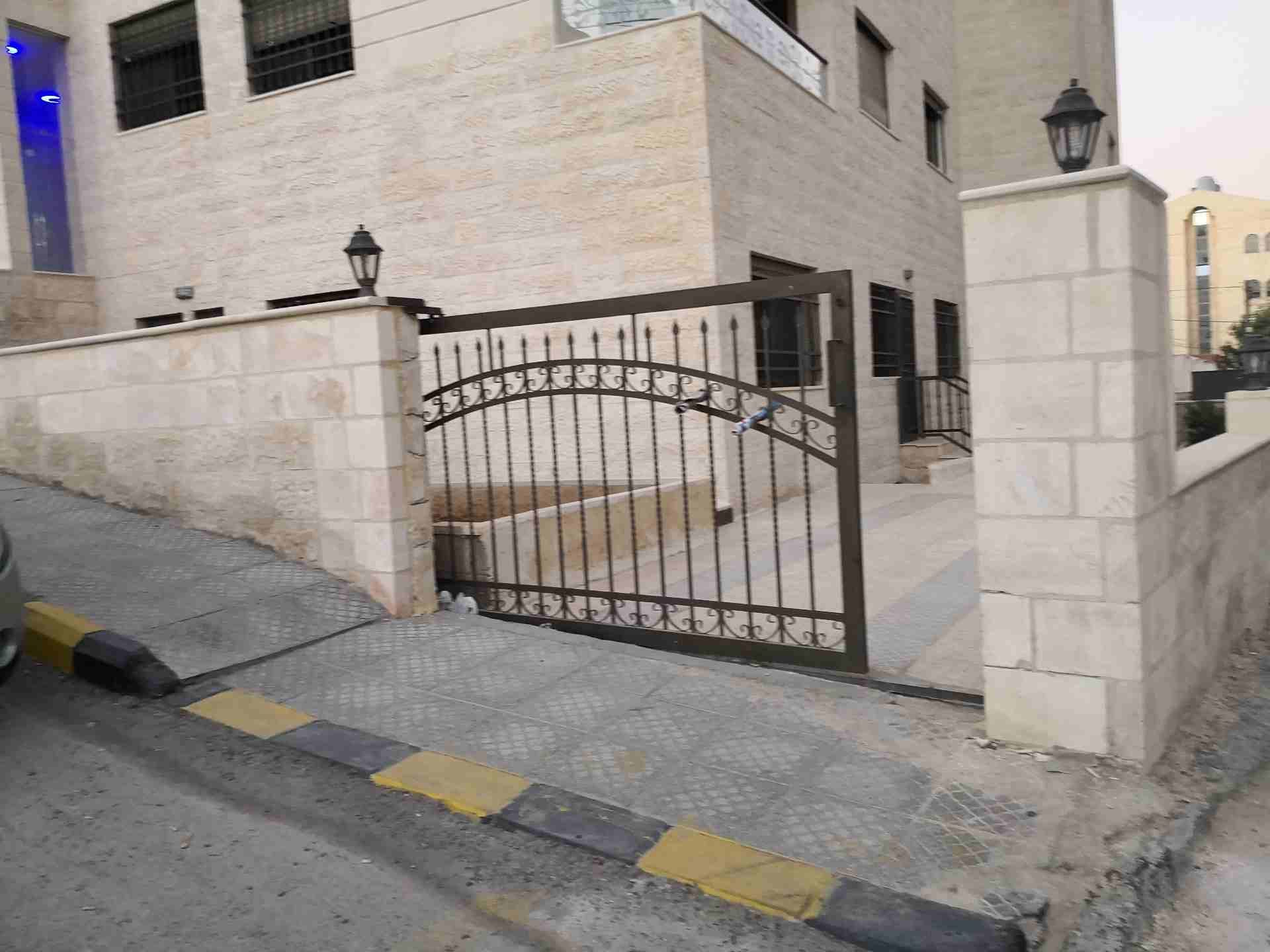 شقه شبه ارضي للبيع 167م مع حديقه 230م على مستوى الشارع ضاحيه الرشيد
لا تنسَ أنك شاهدت هذا الإعلان في عنكبوت...
