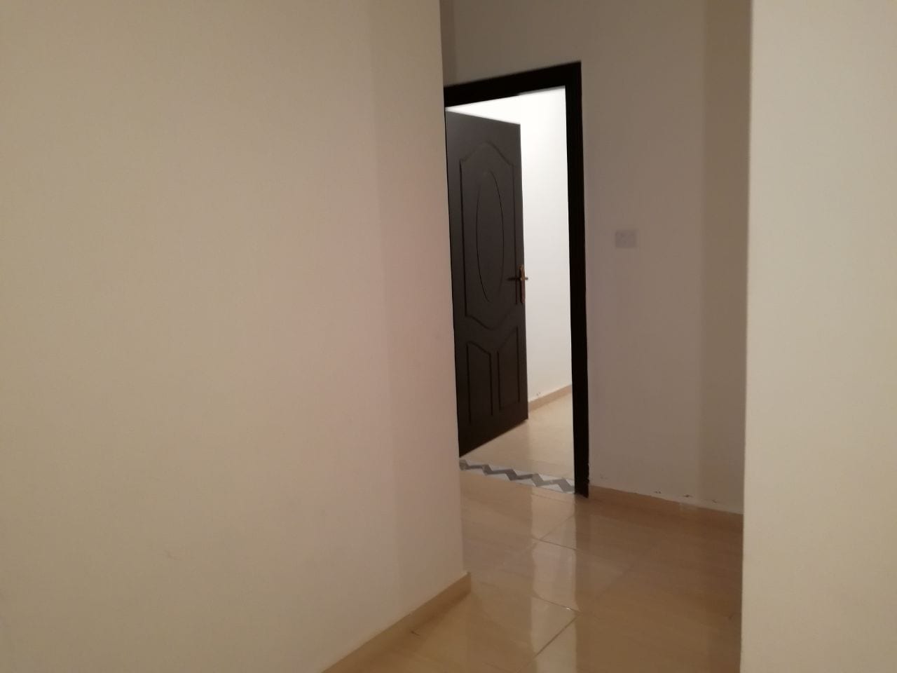 شقه ارضيه للبيع في البنيات طريق المطار مساحته 135و100متر كرميد عمر البناء سنتين
لا تنسَ أنك شاهدت هذا الإعلان في عنكبوت...