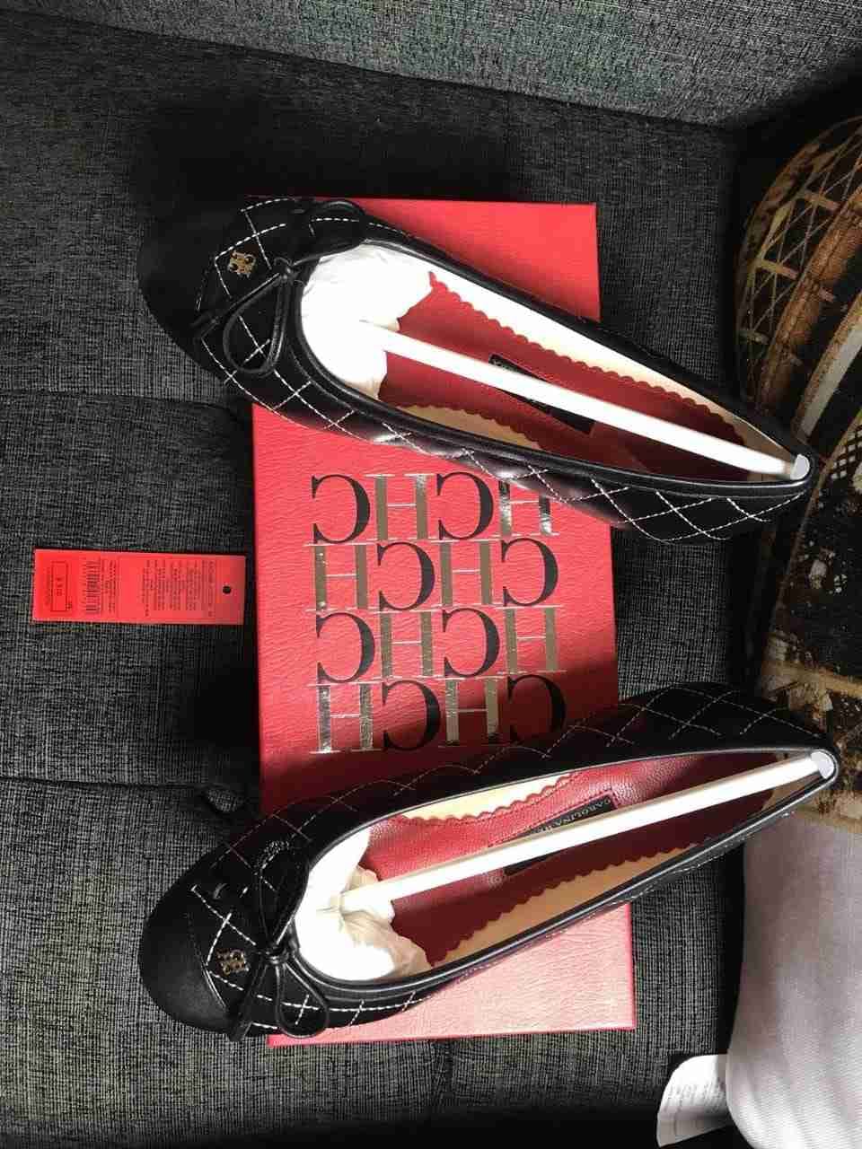 Carolina Herrera Ballarena Brandnew size 37
لا تنسَ أنك شاهدت هذا الإعلان في عنكبوت
Ballarena...
