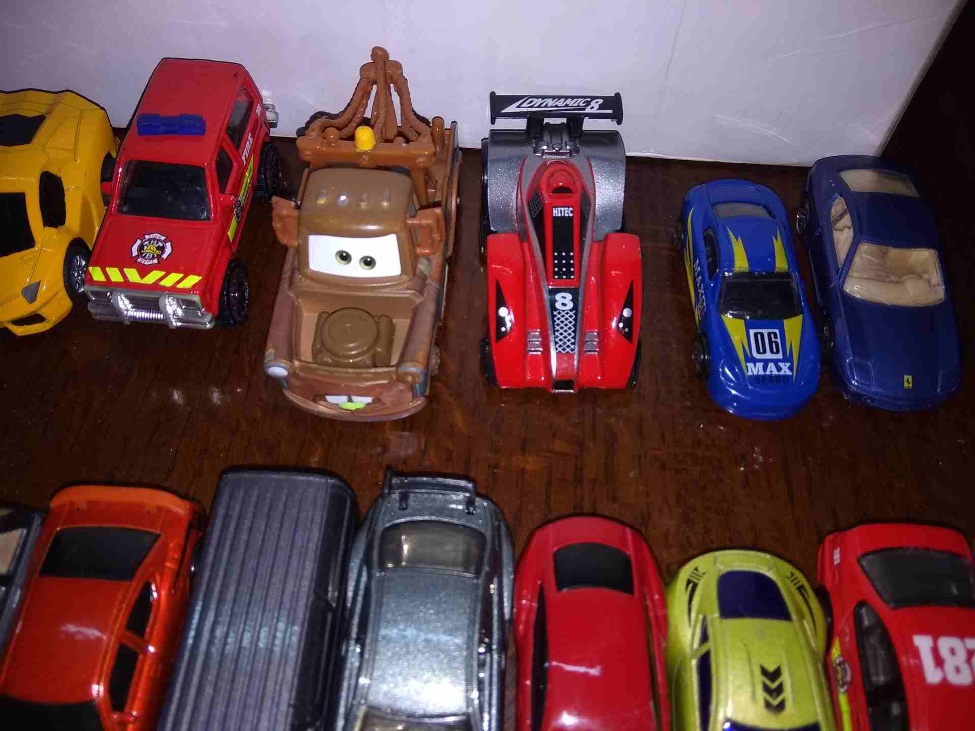سيارات حديد
لا تنسَ أنك شاهدت هذا الإعلان في عنكبوت
20 سيارة حديد أغلبهم Hot wheels و maisto...