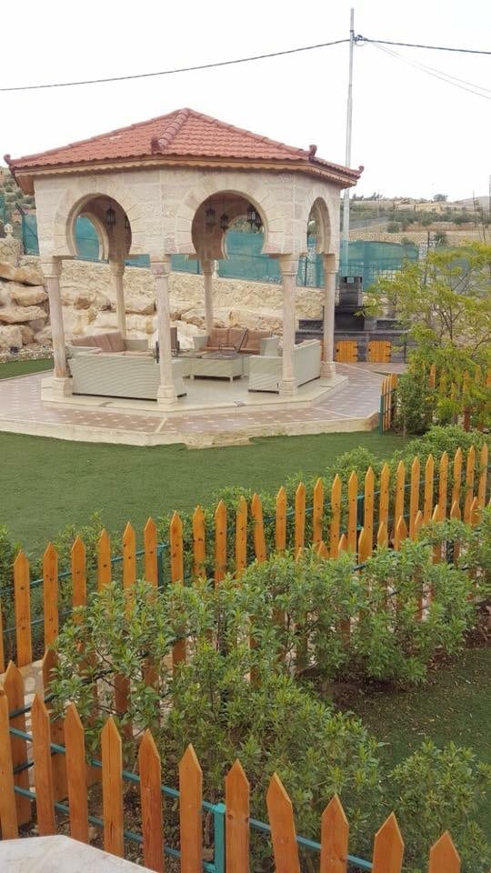 فيلا ومزرعة مبنية على هيئة قصر أندلسي ببيرين
لا تنسَ أنك شاهدت هذا الإعلان في عنكبوت
المبيت م...