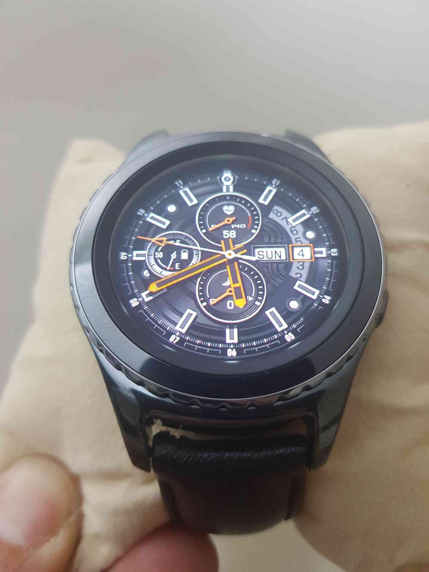 GEAR S2 SPORT WITH LOUD SPEAKERمع سماعه خارجية للتحدث مكالمات والتنبيهات
لا تنسَ أنك شاهدت هذا الإعلان في عنكبوت...