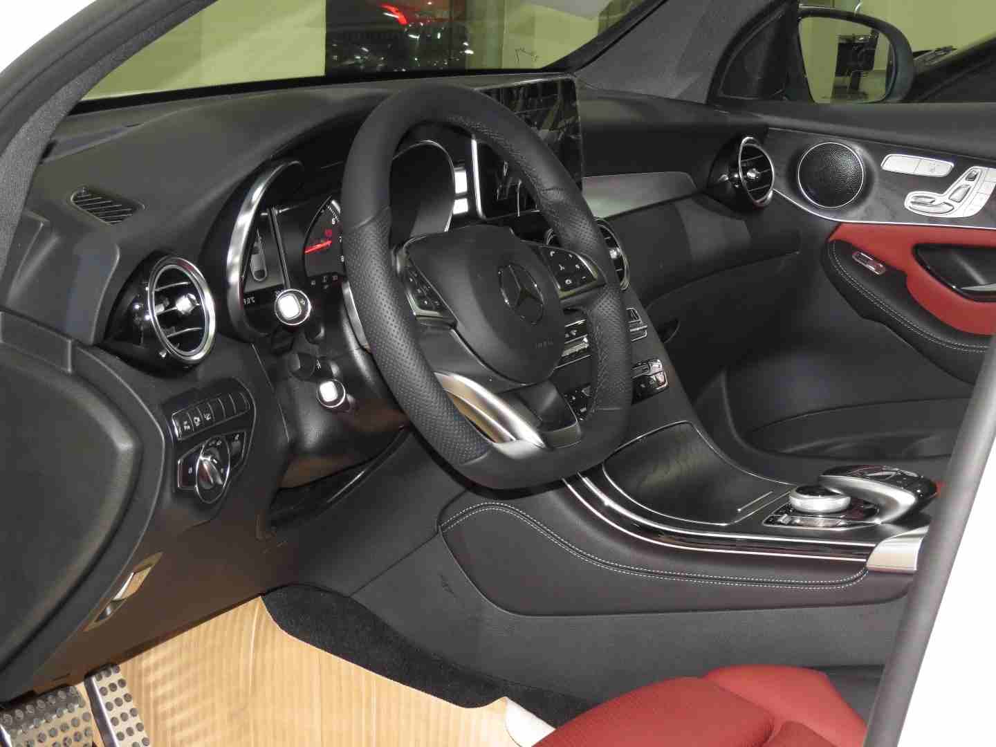 Mercedes Benz GLC250 4MATIC 2019 Brand New
لا تنسَ أنك شاهدت هذا الإعلان في عنكبوت
Mercedes Benz...