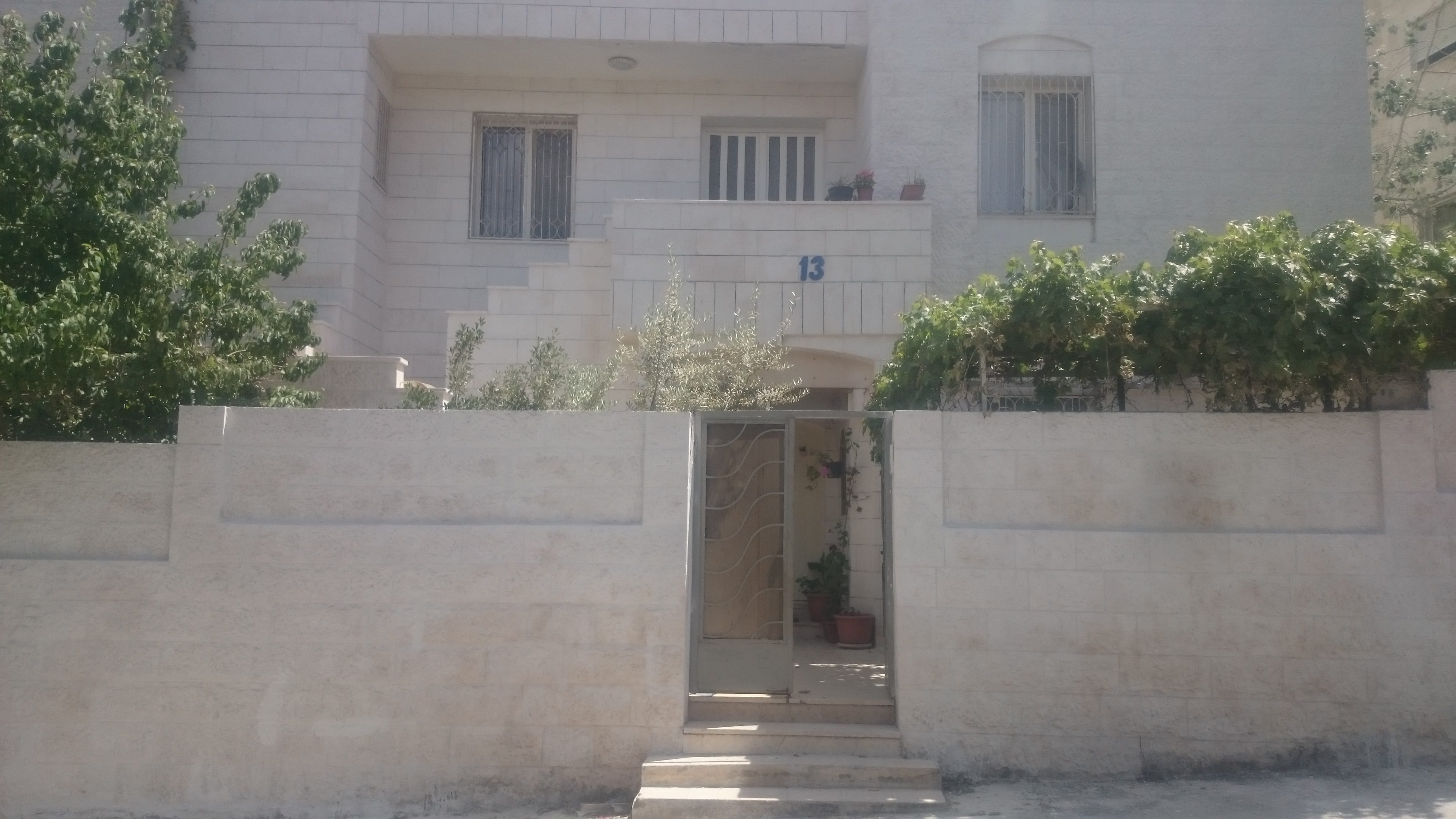 شبه فيلا طابقين للبيع- صويلح
لا تنسَ أنك شاهدت هذا الإعلان في عنكبوت
*طابقين:
-الأول:200 متر...