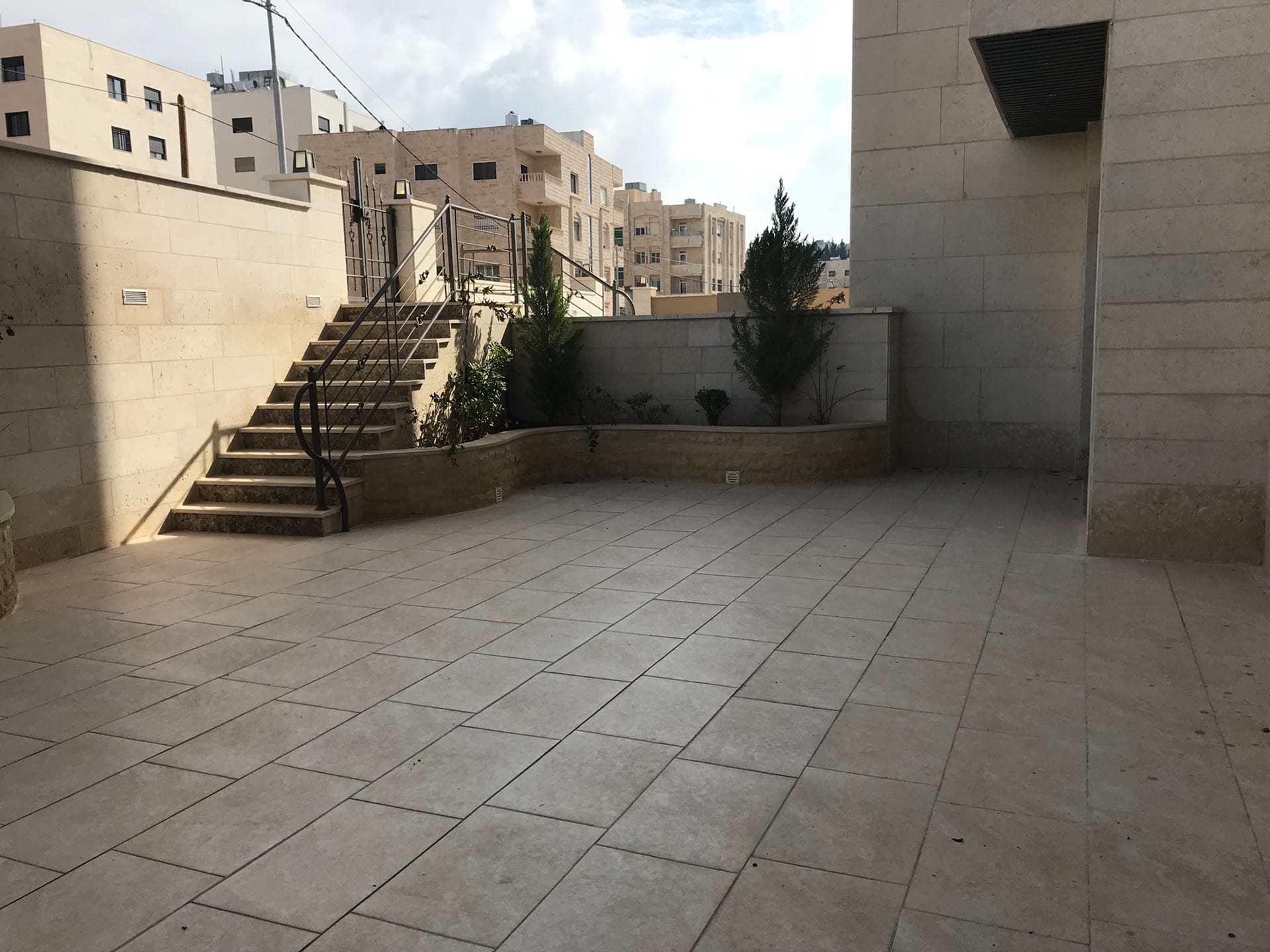 شقة شبه ارضيه مرتفعه 180م في خلدا خلف مدارس ساندس بسعر مغري
لا تنسَ أنك شاهدت هذا الإعلان في عنكبوت...