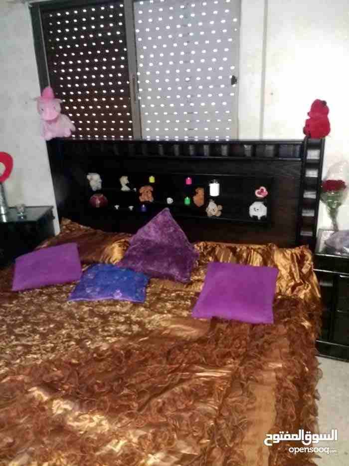 عرفت نوم لبيع
لا تنسَ أنك شاهدت هذا الإعلان في عنكبوت
عرفت نوم لبيع في طبربور خشب ليته قشرت بلوط...