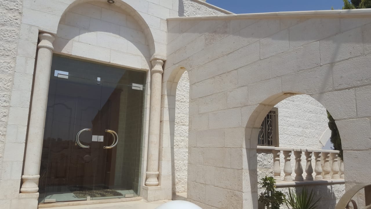 فيلا في ضاحية الرشيد الارض 560م والبناء 305م تتكون من طابقين الطابق الارضي 267م
لا تنسَ أنك شاهدت هذا الإعلان في عنكبوت...