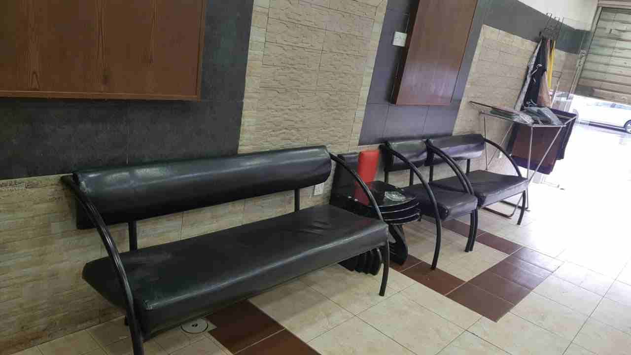 عدت صالون رجالي للبيع
لا تنسَ أنك شاهدت هذا الإعلان في عنكبوت
عدت صالون رجالي للبيع.......