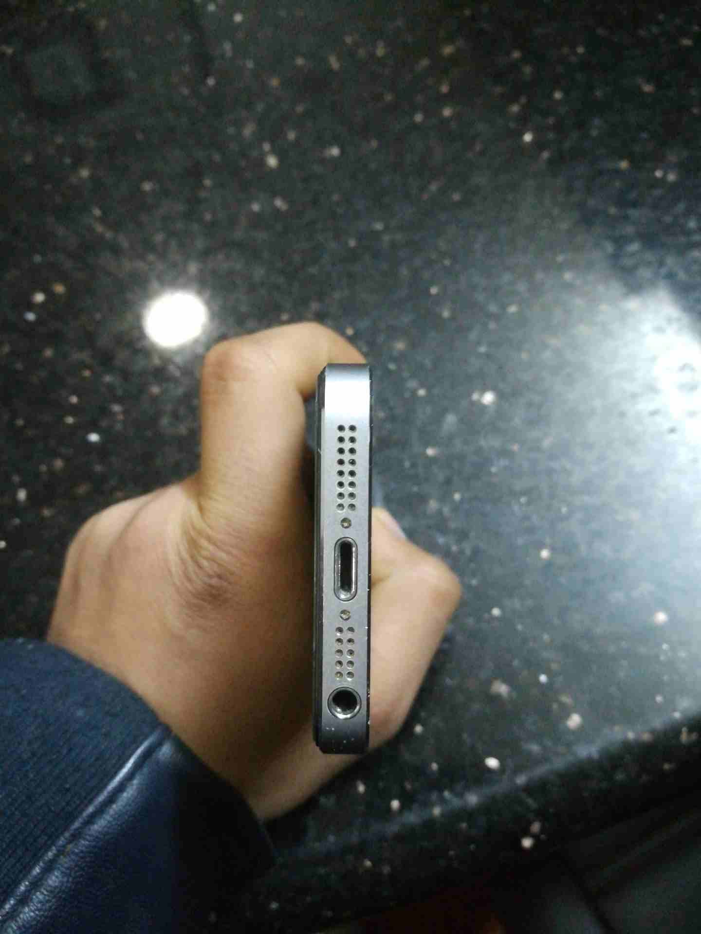 ايفون 5s 32g مع وصلة الشاحن و الكفر
لا تنسَ أنك شاهدت هذا الإعلان في عنكبوت
بحالة الوكالة نظيف جد...