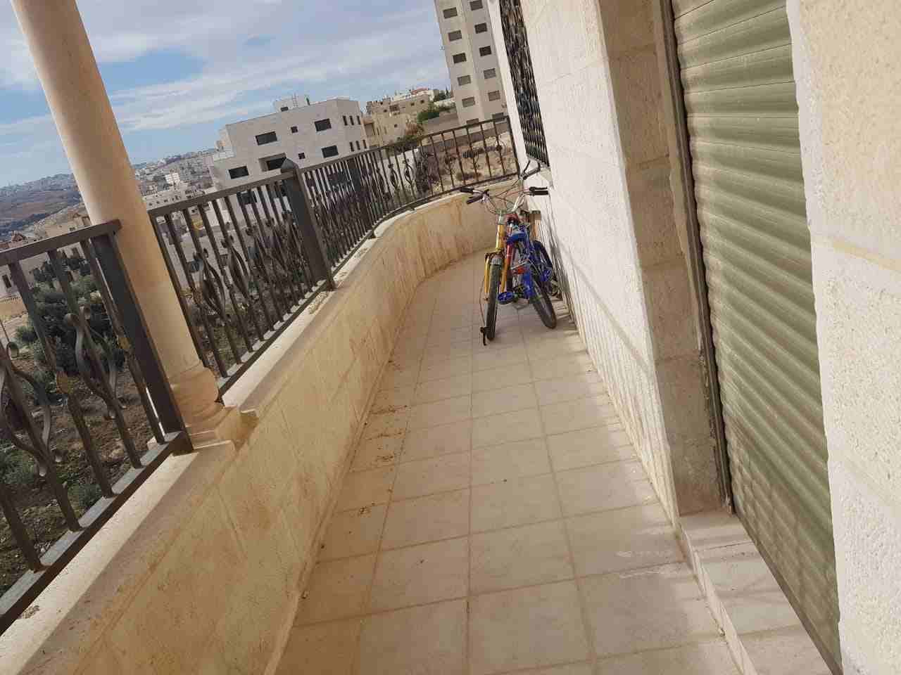 شقة طابقية مع حديقة بسعر مغري جدا جدا
لا تنسَ أنك شاهدت هذا الإعلان في عنكبوت
شقة طابقية للبيع بس...