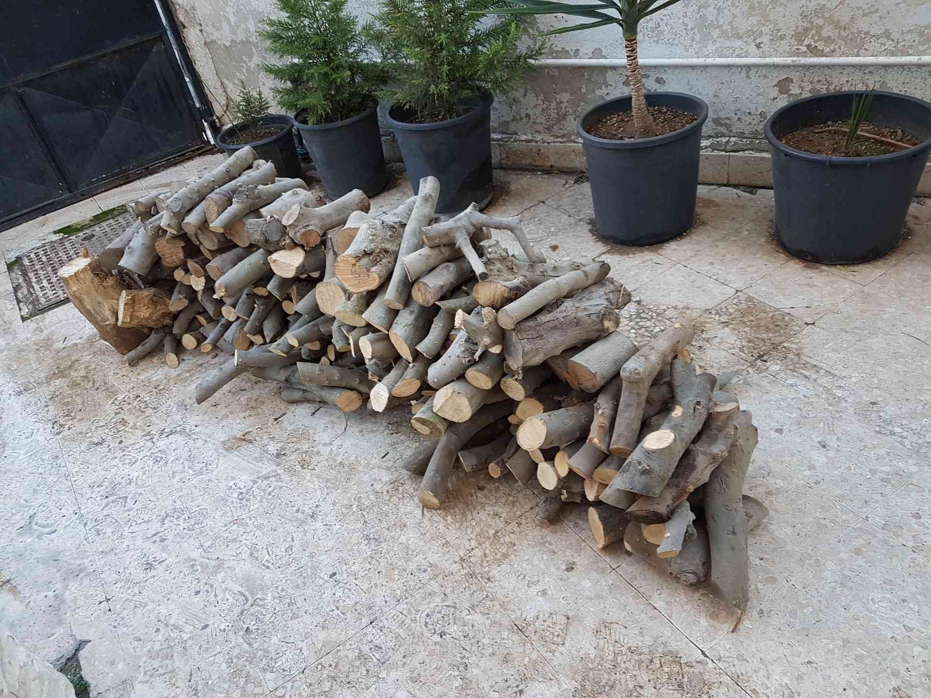 حطب زيتون للبيع
لا تنسَ أنك شاهدت هذا الإعلان في عنكبوت
كوم حطب للبيع نفس الصوره العنوان جبل...