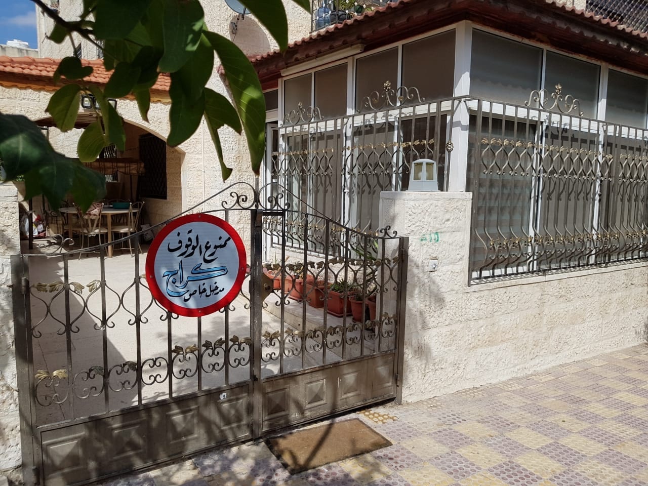 شقه طابق ارضي بجبل الحسين للبيع
لا تنسَ أنك شاهدت هذا الإعلان في عنكبوت
3 غرف نوم واسعين
حم...