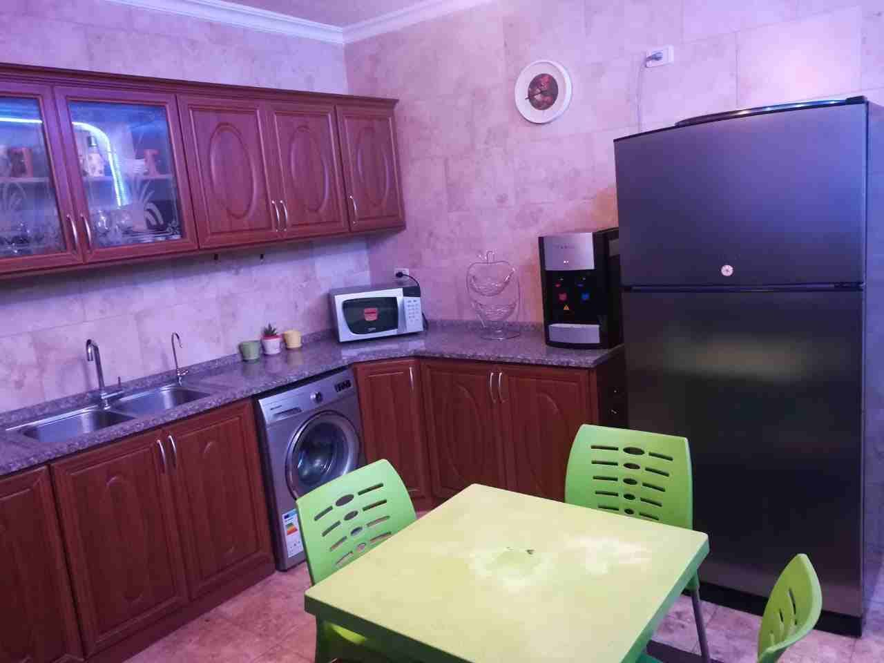 بيت للبيع في المدينة الرياضية
2 غرف نوم و وحدة ماستر
3 حمامات
صالون
مطبخ امريكي
بلكونه صغيره
غرفة ضيوف
عمر البناء: 3 سنين
للبيع مفروش : 61 الف
فاضي : 58000