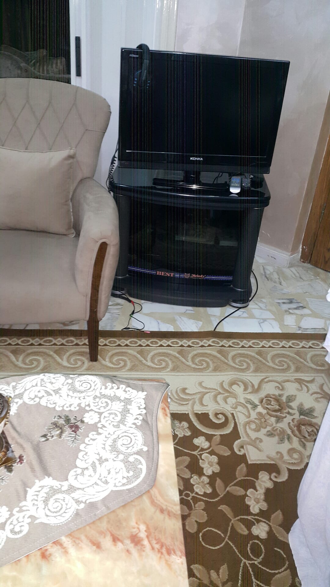 طاولة تلفزيون
لا تنسَ أنك شاهدت هذا الإعلان في عنكبوت
............