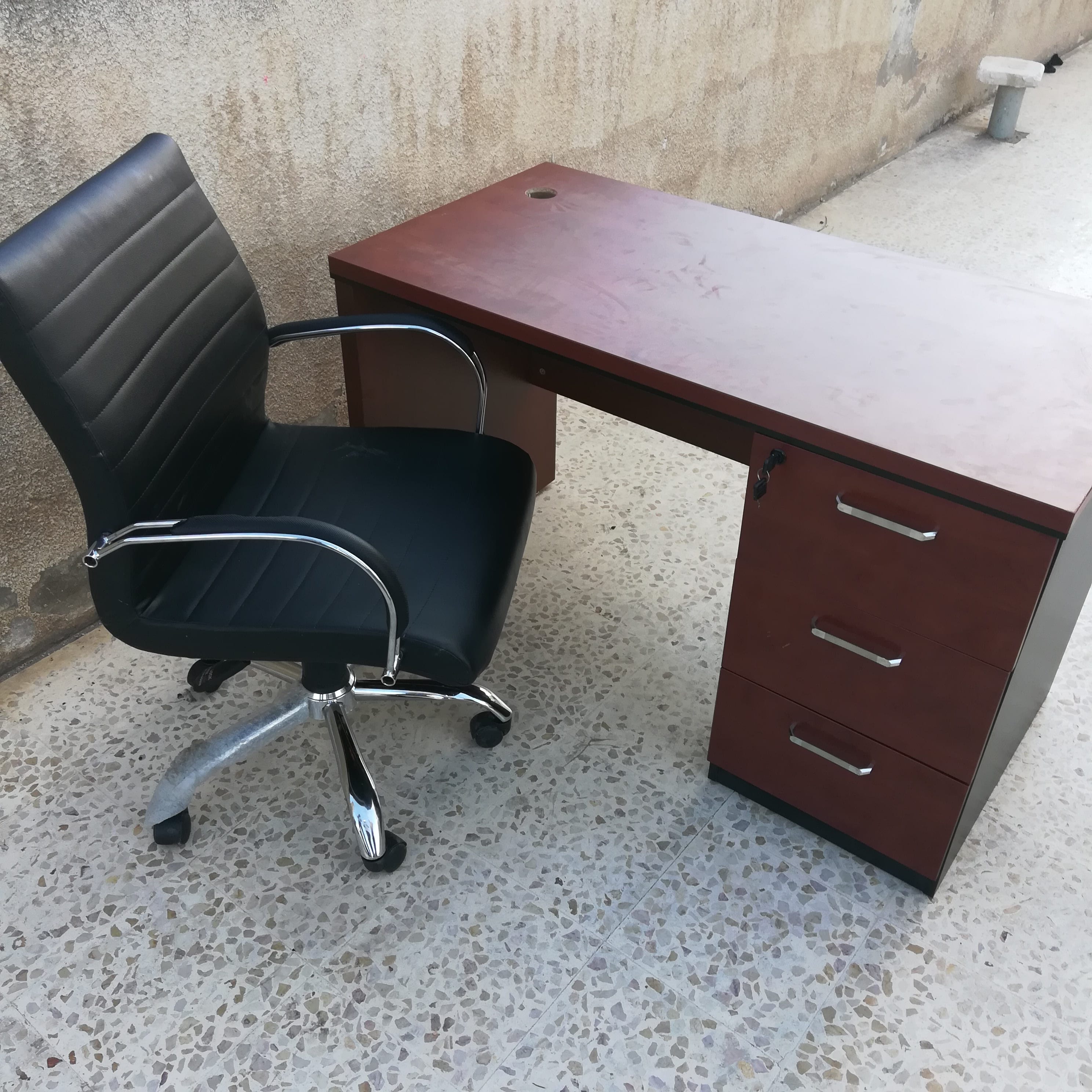 مكاتب جديده مع كراسي
لا تنسَ أنك شاهدت هذا الإعلان في عنكبوت
السعر 80...