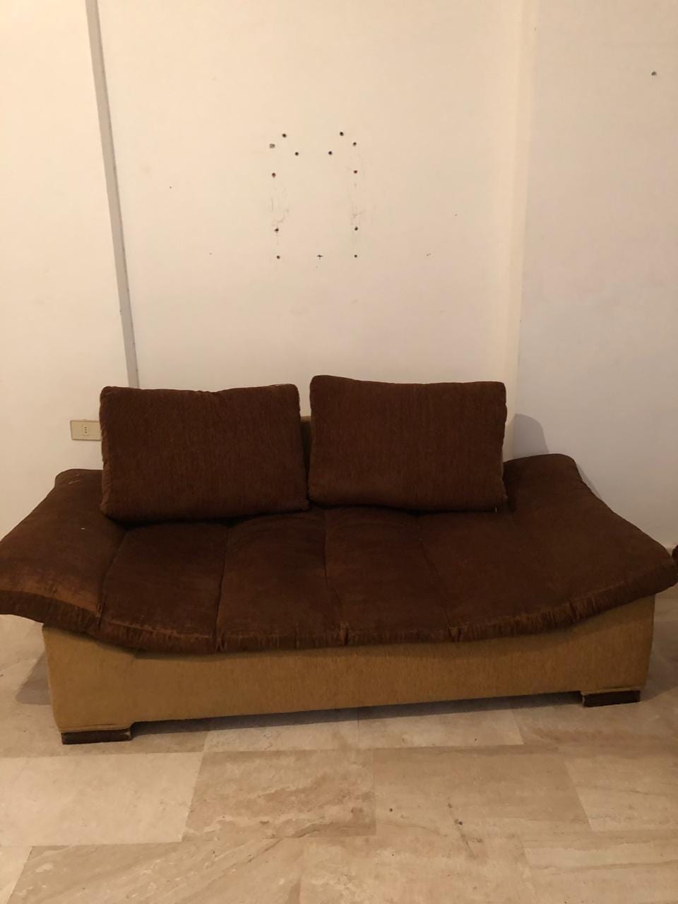 كنب للبيع
لا تنسَ أنك شاهدت هذا الإعلان في عنكبوت
الكنب بحالة جيدة جداً .
المكان مرج الحمام...