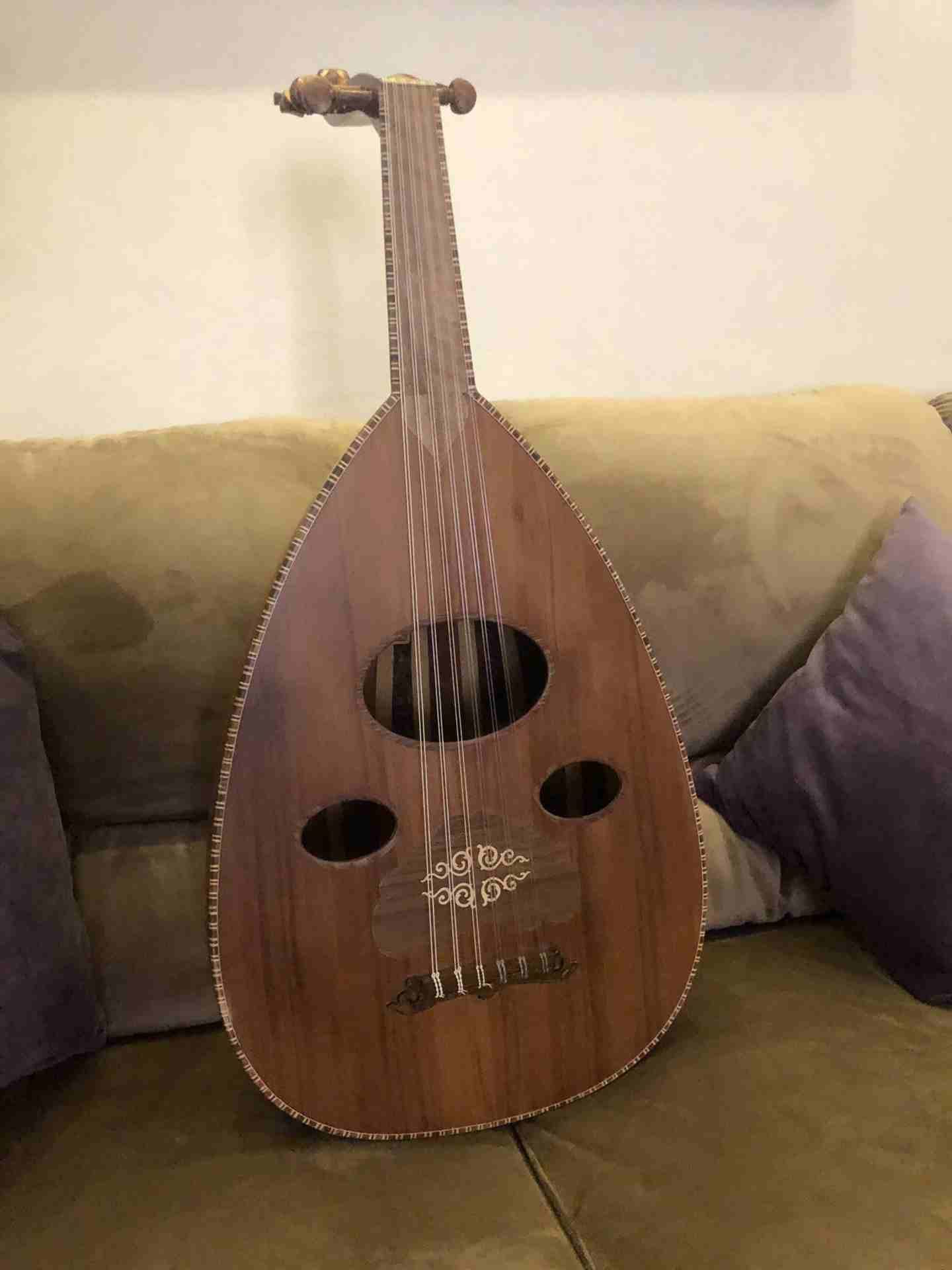 عود زرياب 1 جديد احترافي وجي سيدر خشب ورد وجوز مفاتيح ابنوس مع كامل اغراضو
لا تنسَ أنك شاهدت هذا الإعلان في عنكبوت...