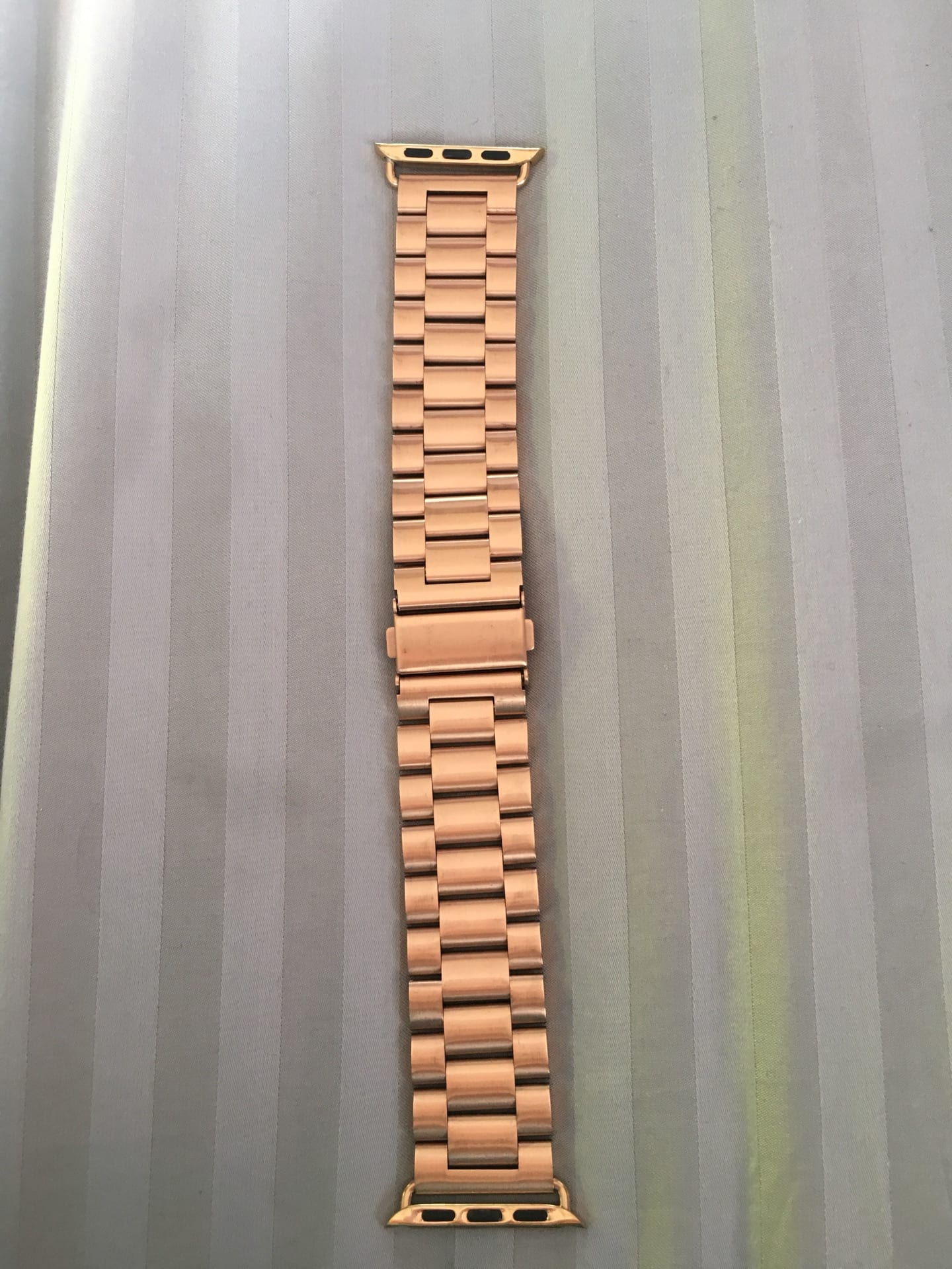 Apple watch bands
لا تنسَ أنك شاهدت هذا الإعلان في عنكبوت
size :38mm
Color :Gold...