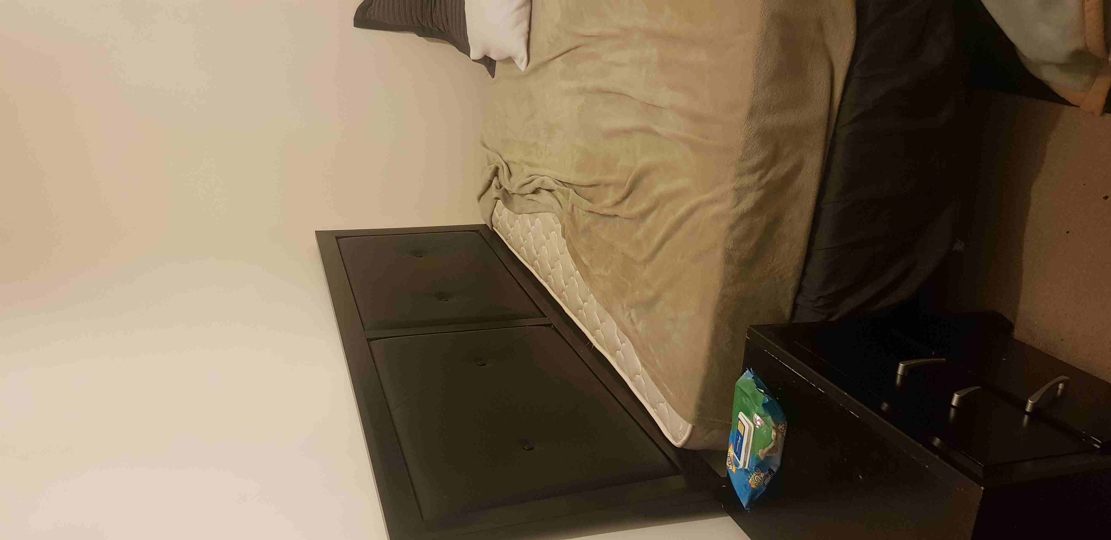 غرفة نوم امريكي مستورد من السعوديه ( مستعمل )
عباره عن تخت حجم كبير 2متر x 2متر
كوميدينة
تسريحه حجم كبير ذات ٦ جوارير
ملحق ادراج كبير ذو 5 ادراج حجم كبير وسعة تخزين واسعه
الغايه من البيع السفر إ...