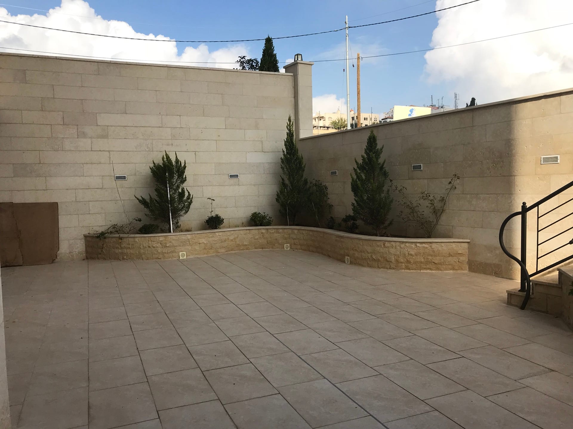 شقة شبه ارضيه مرتفعه 180م في خلدا خلف مدارس ساندس بسعر مغري
لا تنسَ أنك شاهدت هذا الإعلان في عنكبوت...