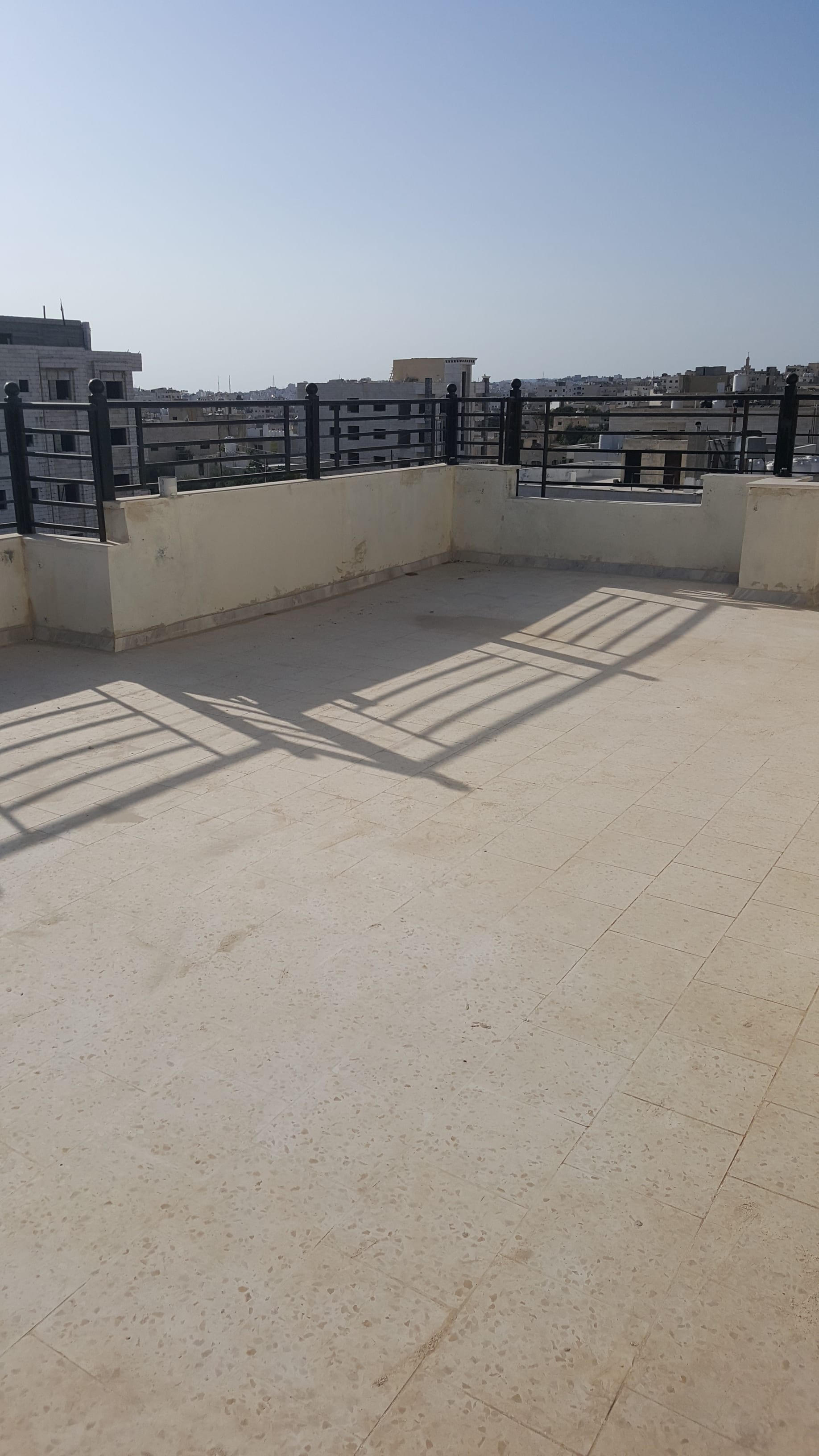 شقة مع روف من المالك مباشرة،بداعي السفر ،جديدة لم تسكن بعد.
لا تنسَ أنك شاهدت هذا الإعلان في عنكبوت...