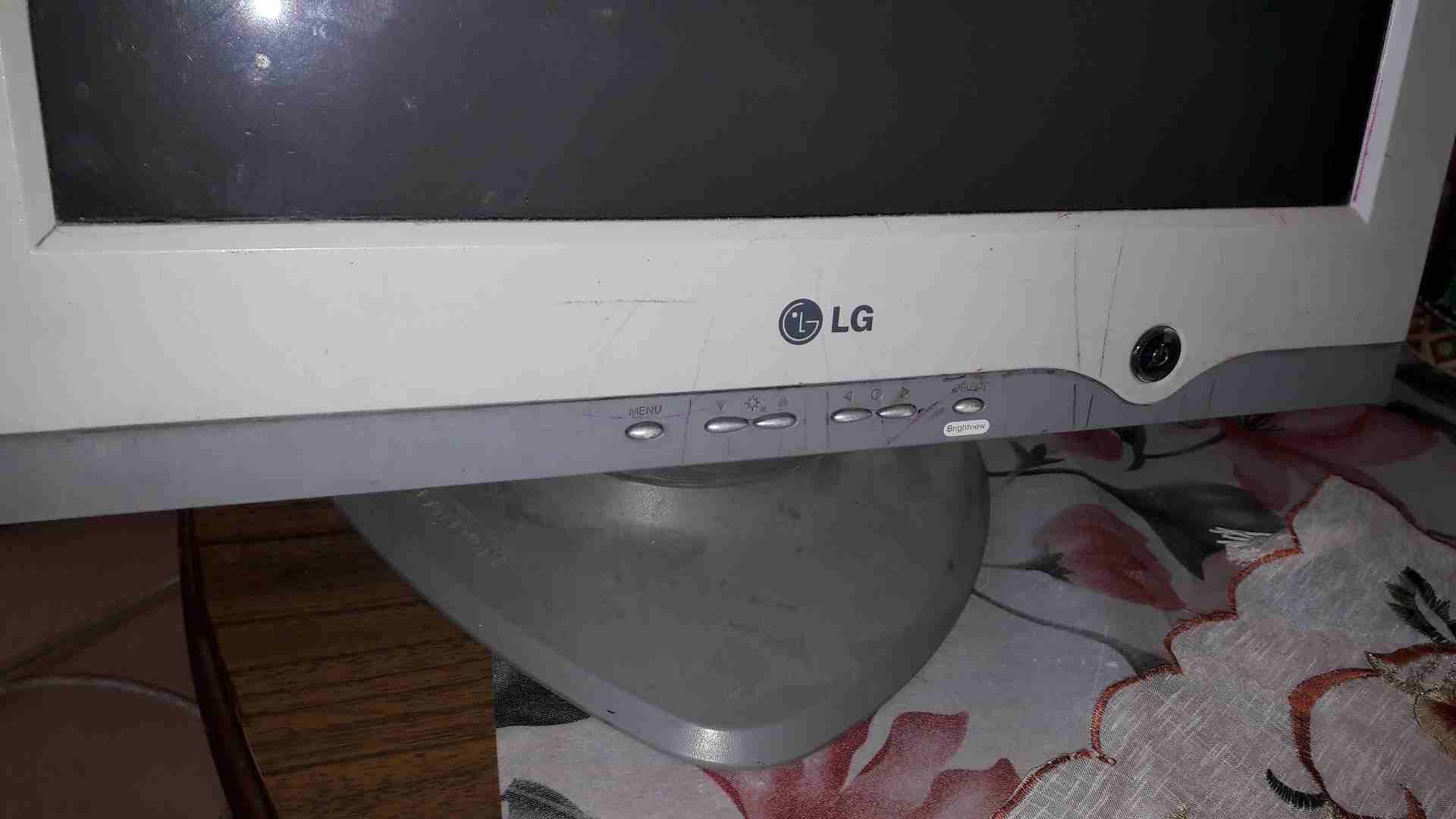 شاشه كمبيوتر
لا تنسَ أنك شاهدت هذا الإعلان في عنكبوت
شاشه 17 بوصه LG فلاترون مسطحه VGA شغا...