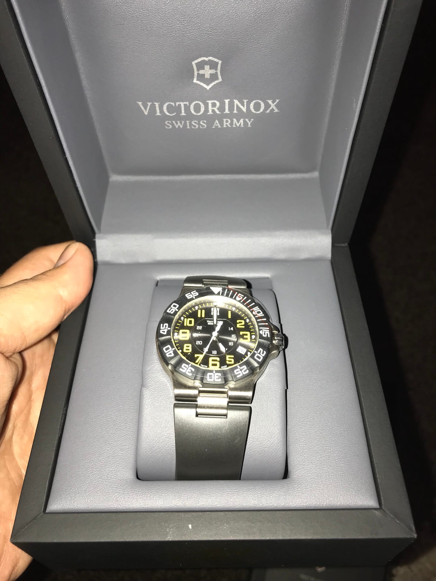 VICTORINOX ( swiss army )
لا تنسَ أنك شاهدت هذا الإعلان في عنكبوت
ساعة جديدة لم تلبس ولا ث...