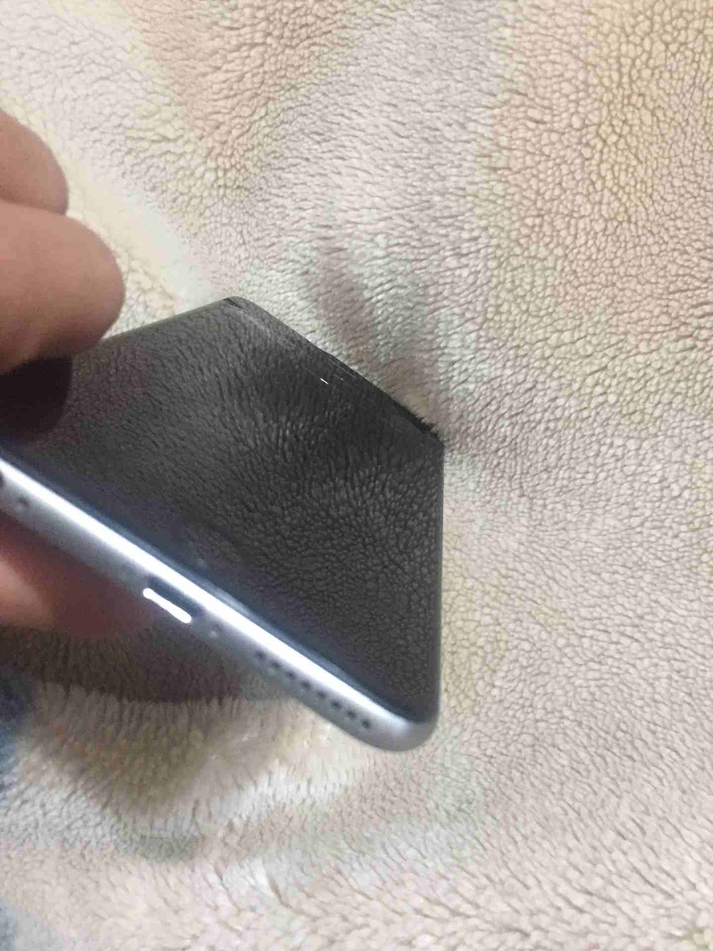 ايفون 6 بلس
لا تنسَ أنك شاهدت هذا الإعلان في عنكبوت
البصمه فاصله وغير هييييك تماااااااام التمام م...