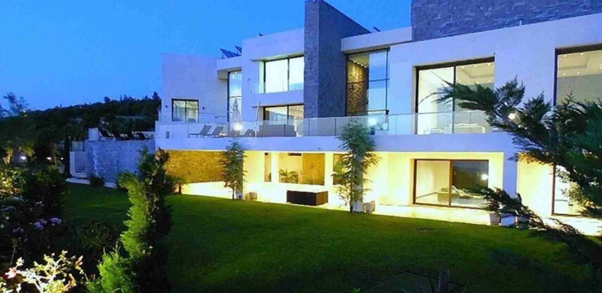 قصر في دابوق بنيت خصيصا للمالك
لا تنسَ أنك شاهدت هذا الإعلان في عنكبوت
قصر...
