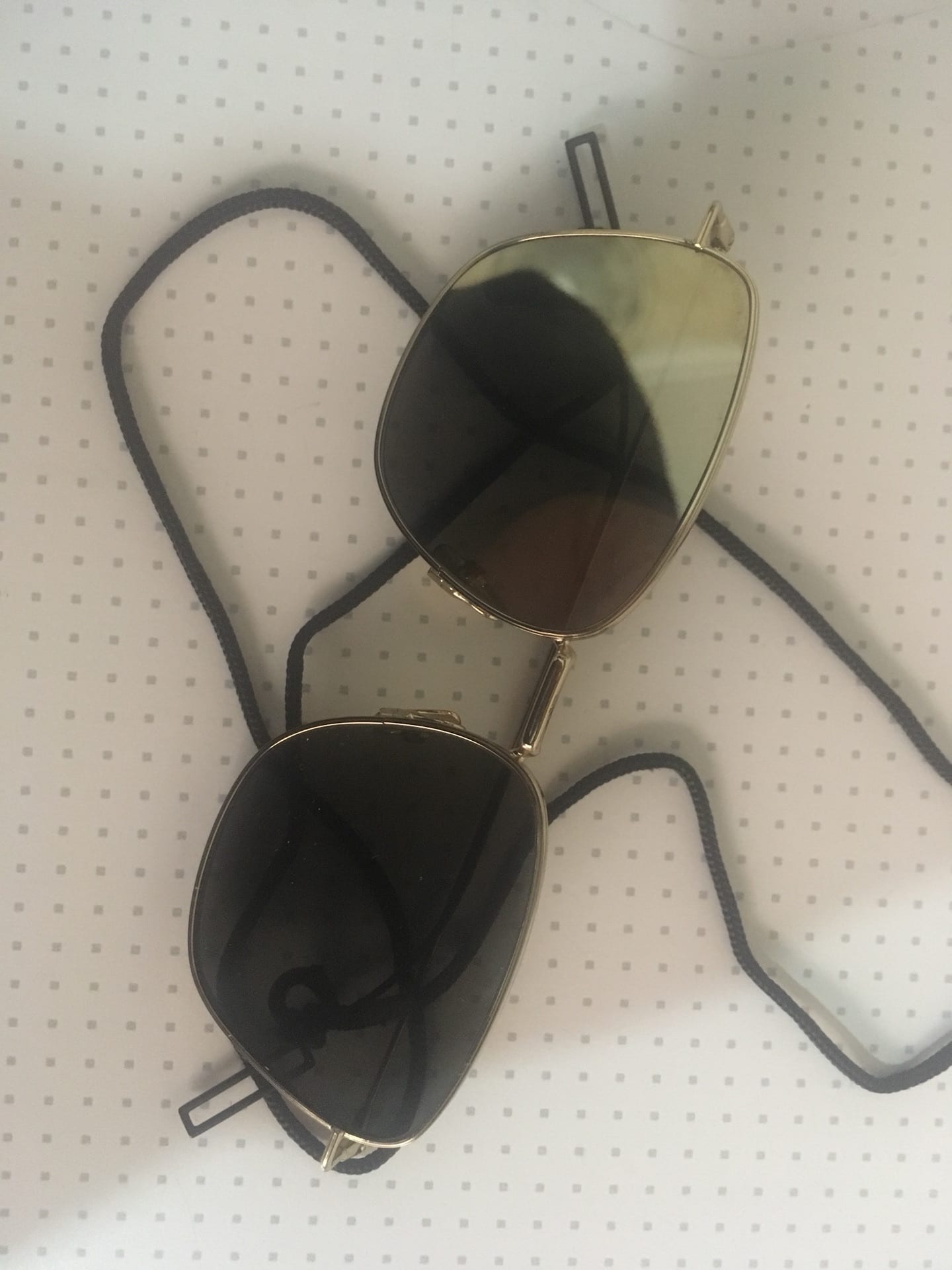 نظاره شمسيه كريستيان ديور CD
لا تنسَ أنك شاهدت هذا الإعلان في عنكبوت
النظاره جديده مش مستعمله...
