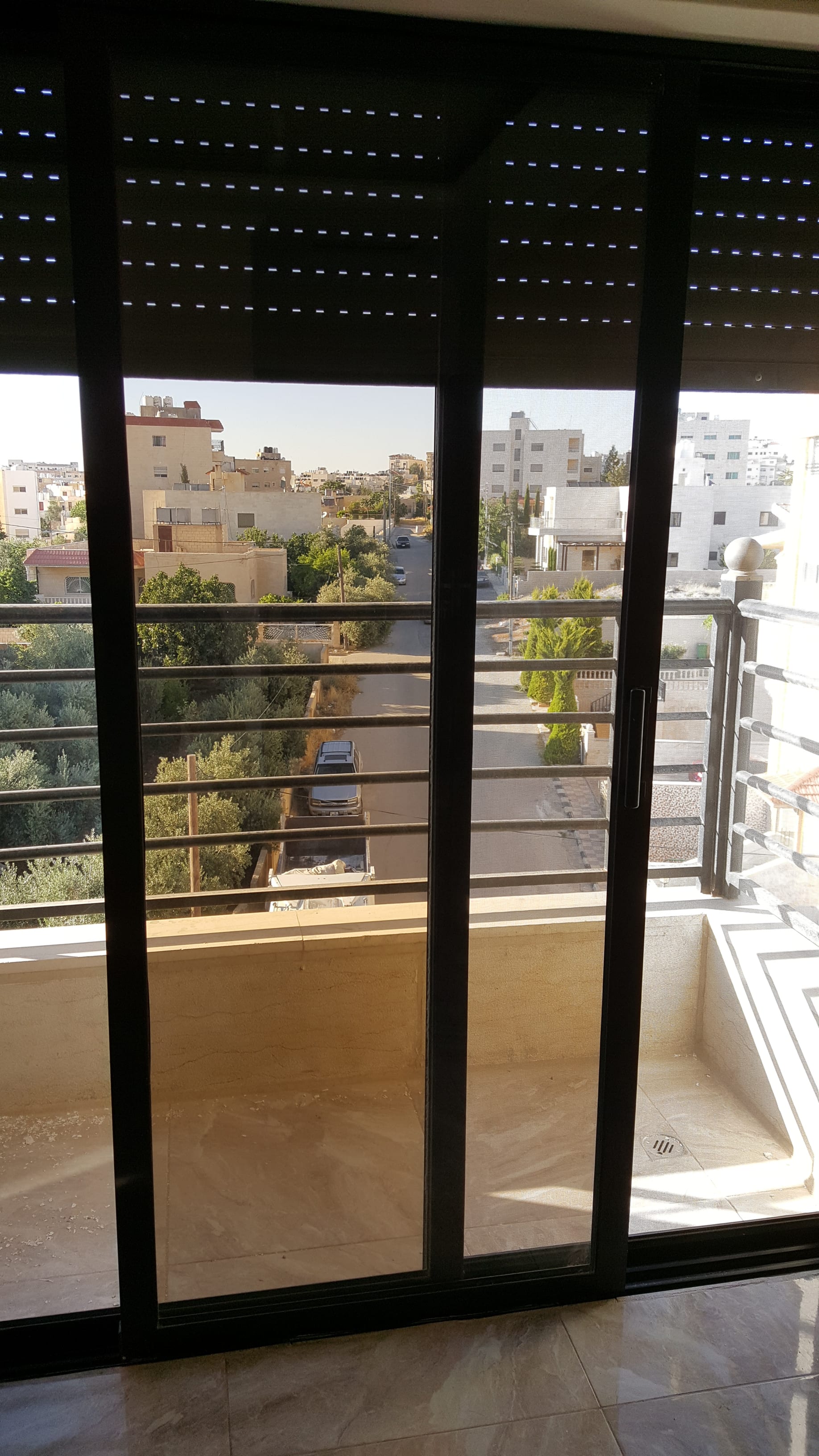 شقة مع روف من المالك مباشرة،بداعي السفر ،جديدة لم تسكن بعد.
لا تنسَ أنك شاهدت هذا الإعلان في عنكبوت...