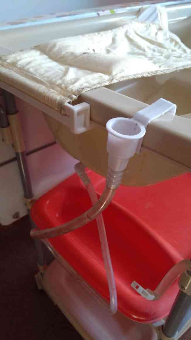 فرشة غيار اطفال و حوض استحمام للبيع ايطالية الصنع
فرشة غيار مستعملة للبيع , مع حوض استحمام للطفل - البيبي - ويوجد معها شبك لوضع الطفل عليه كما يوجد فيها رفوف للتخزين وبربيش تصريف مياه الاستحمام الفرشة...