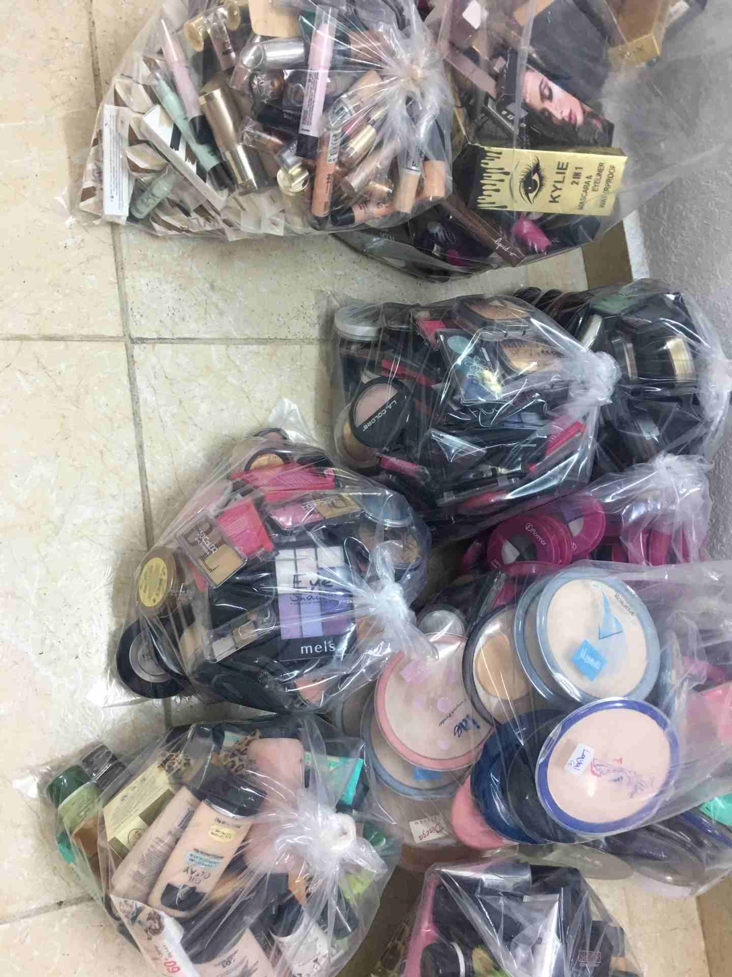 شروه مكياجات مشكله
لا تنسَ أنك شاهدت هذا الإعلان في عنكبوت
الكميه المتوفره 5000 الالاف قطعه
السع...