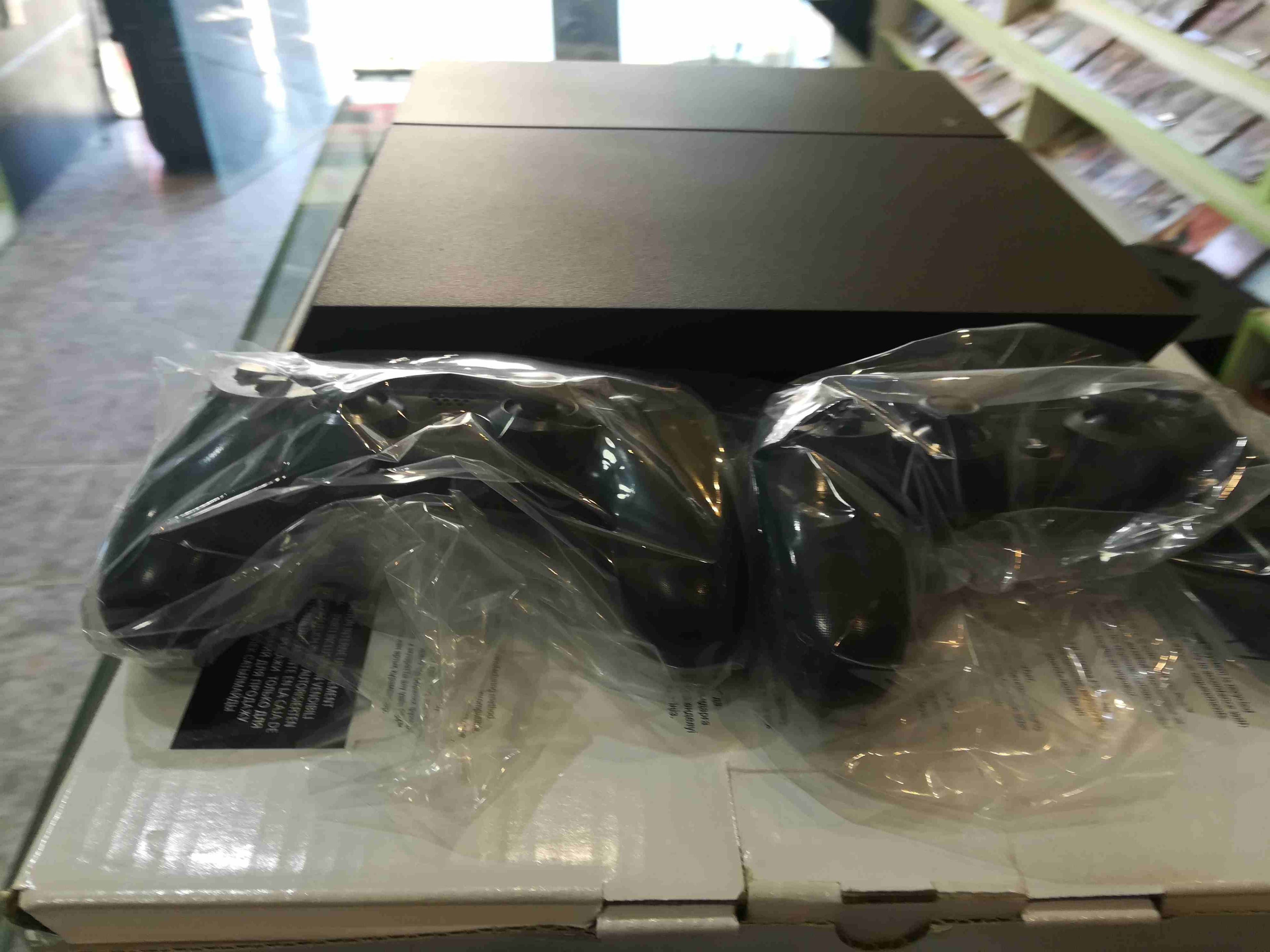 جهاز بلاستيشن 4 بحالة الجديد ps4
لا تنسَ أنك شاهدت هذا الإعلان في عنكبوت
مع 2 يد تحكم وصلاتو وكرت...