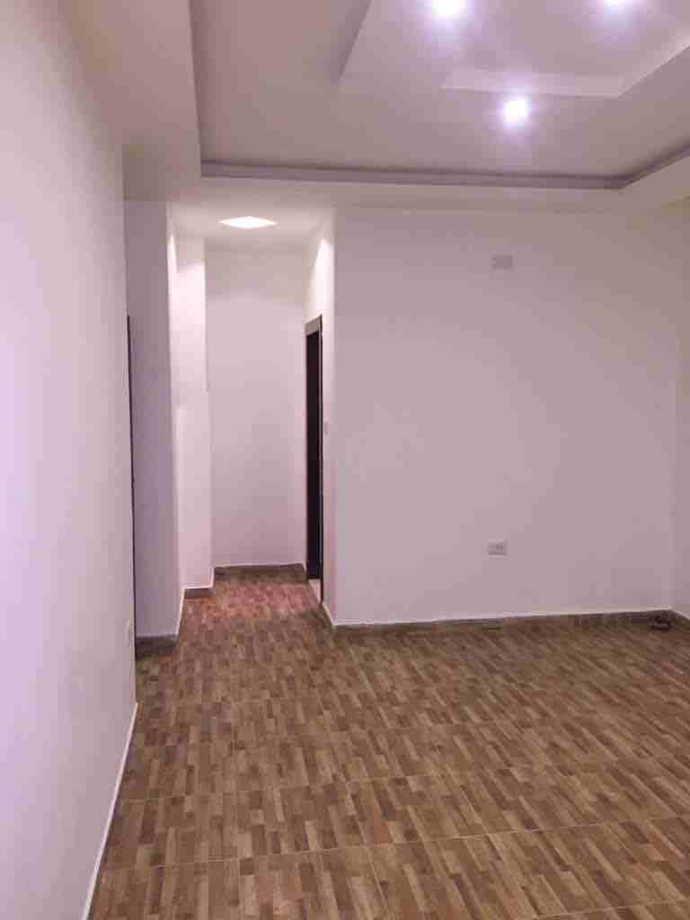 عماره حديثة البناء ..بتشطيب سوبر ديلوكس ...كراج خاص وخزان ماء خاص لكل شقه ...في منطقة البنيات قريبه من مدارس الحصاد الحديثة ..تبقى شقتين فقط..قابله للتفاوض ..التعامل مع الشركه مباشرة.