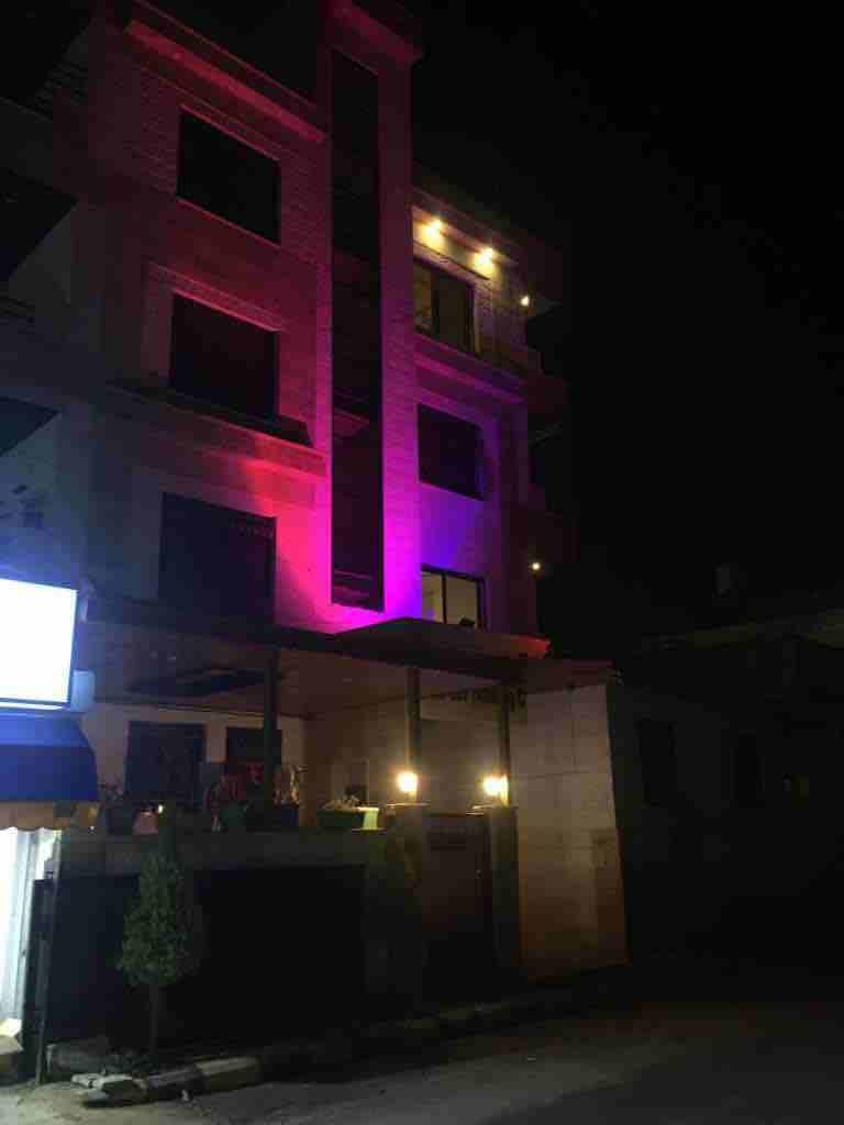 عماره حديثة البناء ..بتشطيب سوبر ديلوكس ...كراج خاص وخزان ماء خاص لكل شقه ...في منطقة البنيات قريبه من مدارس الحصاد الحديثة ..تبقى شقتين فقط..قابله للتفاوض ..التعامل مع الشركه مباشرة.