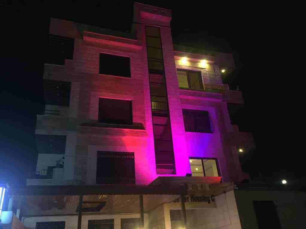 عماره حديثة البناء ..بتشطيب سوبر ديلوكس ...كراج خاص وخزان ماء خاص لكل شقه ...في منطقة البنيات قريبه من مدارس الحصاد الحديثة ..تبقى شقتين فقط..قابله للتفاوض ..التعامل مع الشركه مباشرة.
