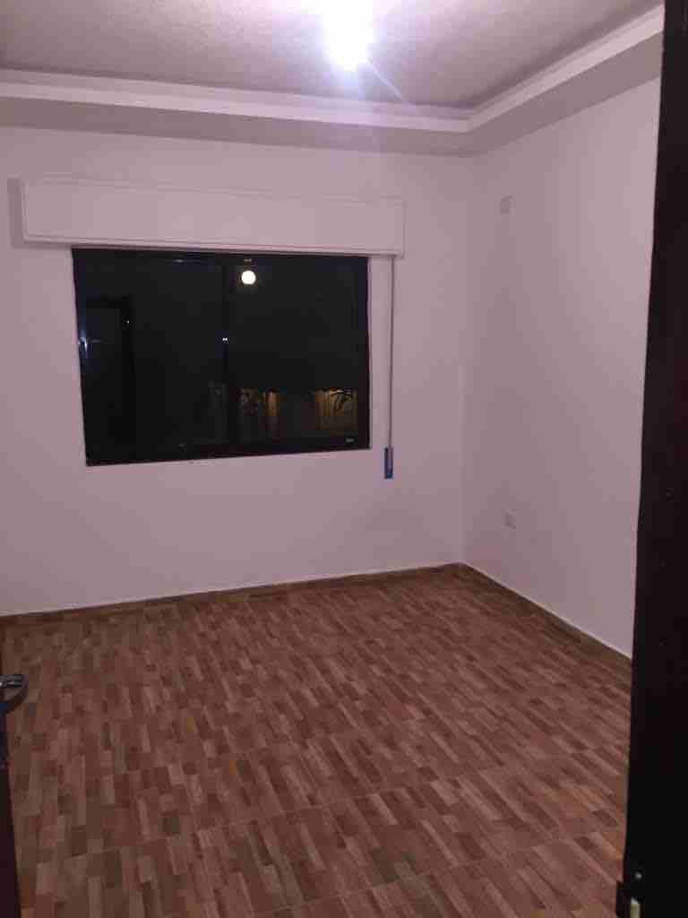 عماره حديثة البناء ..بتشطيب سوبر ديلوكس ...كراج خاص وخزان ماء خاص لكل شقه ...في منطقة البنيات قريبه من مدارس الحصاد الحديثة ..تبقى شقتين فقط..قابله للتفاوض ..التعامل مع الشركه مباشرة.