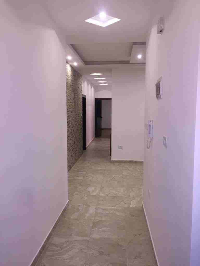 عماره حديثة البناء ..بتشطيب سوبر ديلوكس ...كراج خاص وخزان ماء خاص لكل شقه ...في منطقة البنيات قريبه من مدارس الحصاد الحديثة ..تبقى شقتين فقط..قابله للتفاوض ..التعامل مع الشركه مباشرة.